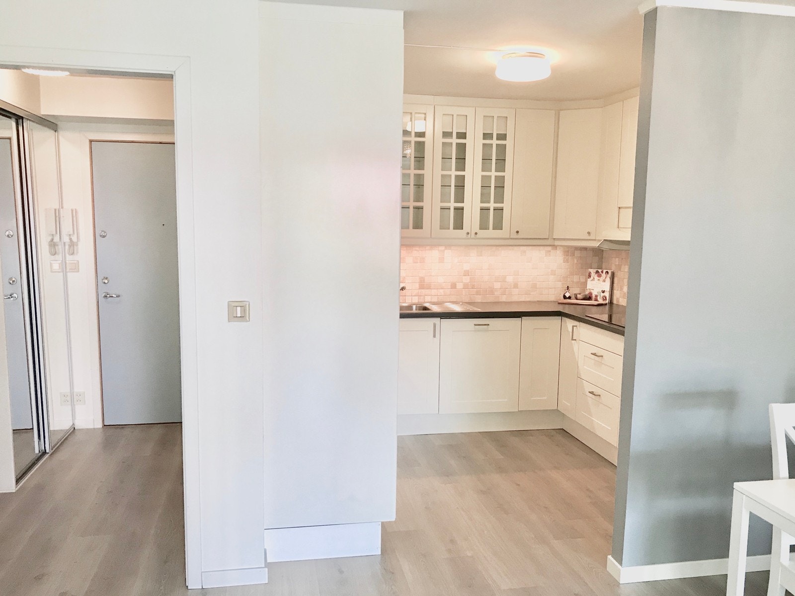 Kjøkenet ble montert i 2013 med integrert kjøleskap og fryser, vaskemaskin, mikrobølgeovn og stekeovn. Nytt kjøleskap i 2023. Galleribilde