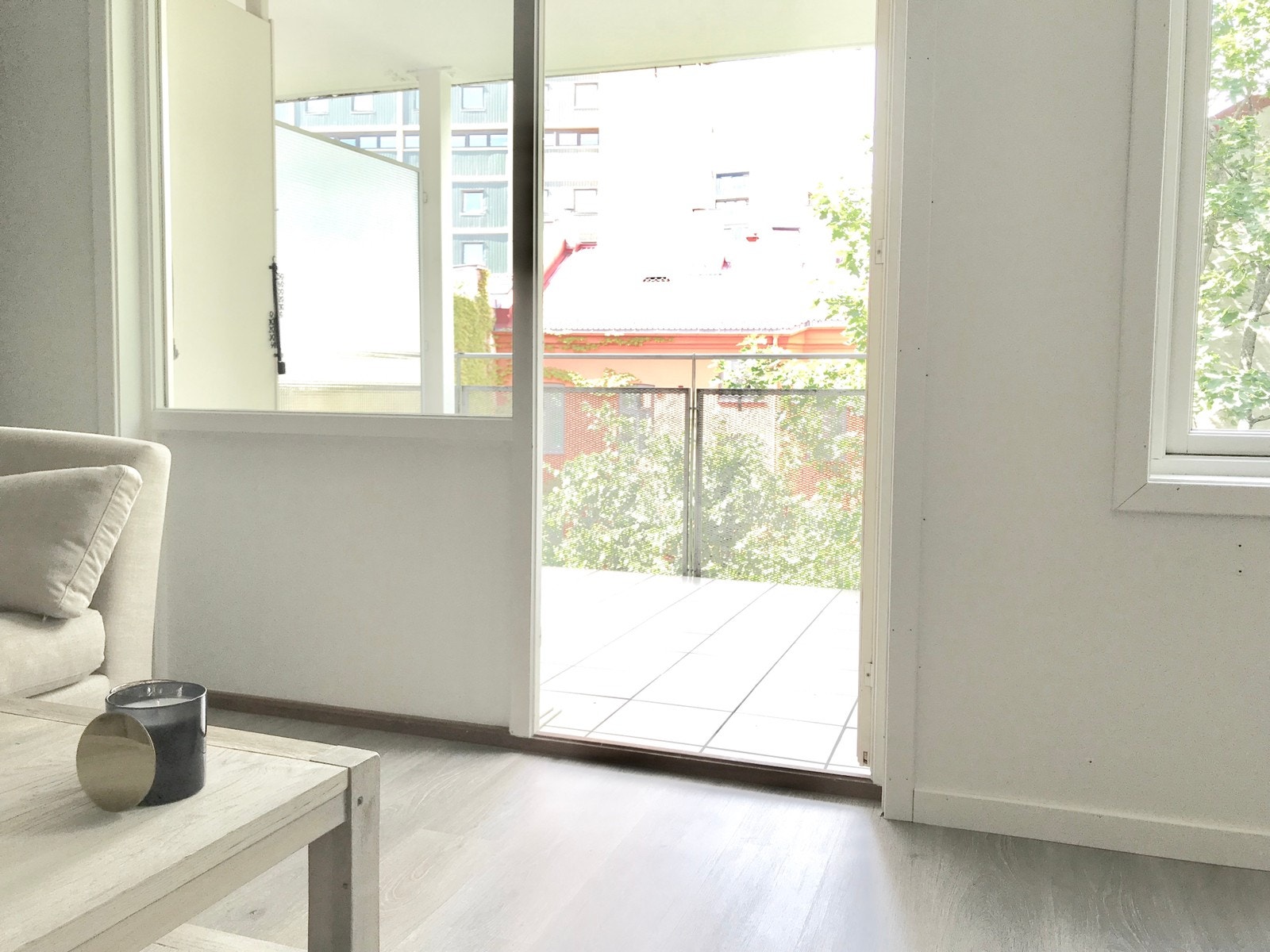 Balkong på 7m2 med lov til både gass- og EL-grill. Balkongen vender ut mot bakgården, dette gjør at den ligger rolig og skjermet til. Galleribilde