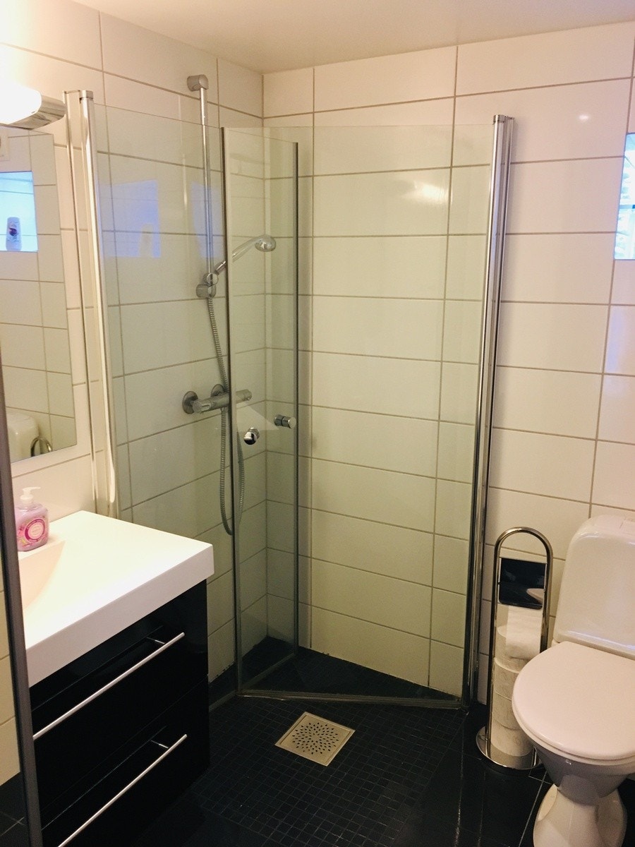 Moderne helfliset bad Galleribilde