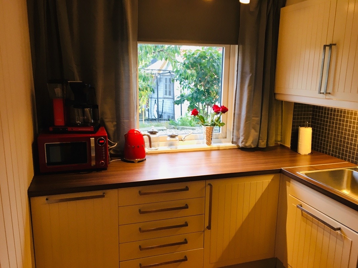 Leiligheten har mikrobølgeovn, kaffetrakter og vannkoker. Galleribilde