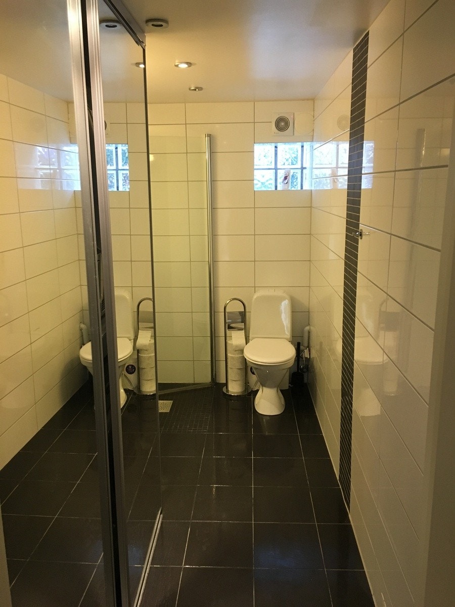 Badet har vaskemaskin og tørketrommel gjemt bak speilgarderobe Galleribilde