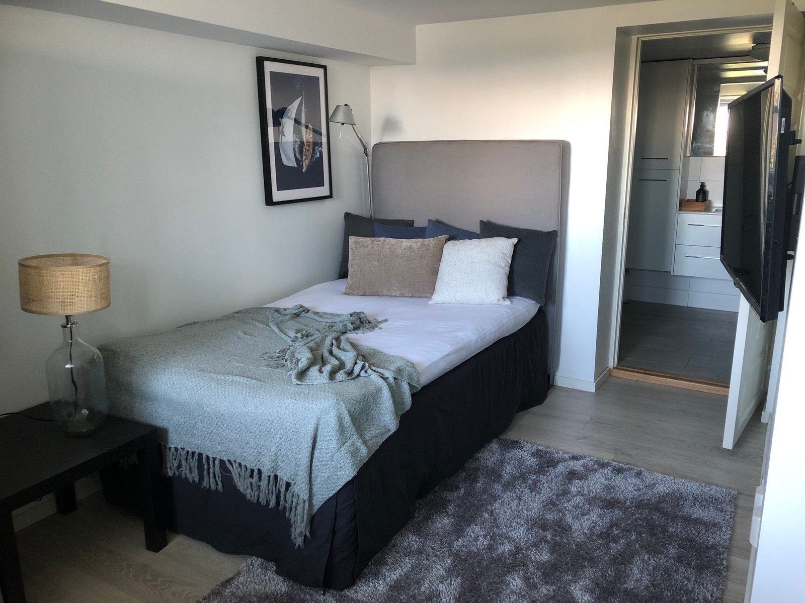Nåværende leietaker har valgt å ha sengen på "stuen" der tv-en er og stue på "soverommet", men dette kan lett endres ved å bytte om seng og sofa på de to rommene. Galleribilde