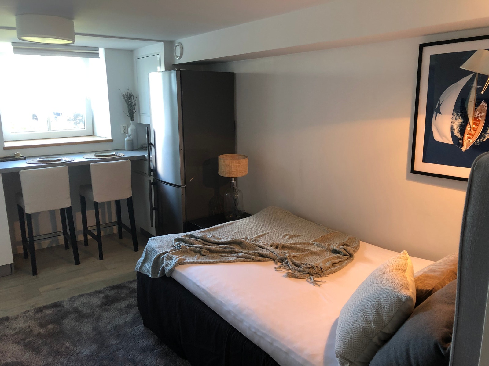 Nåværende leietaker har valgt å ha sengen på "stuen" der tv-en er og stue på "soverommet", men dette kan lett endres ved å bytte om seng og sofa på de to rommene. Galleribilde