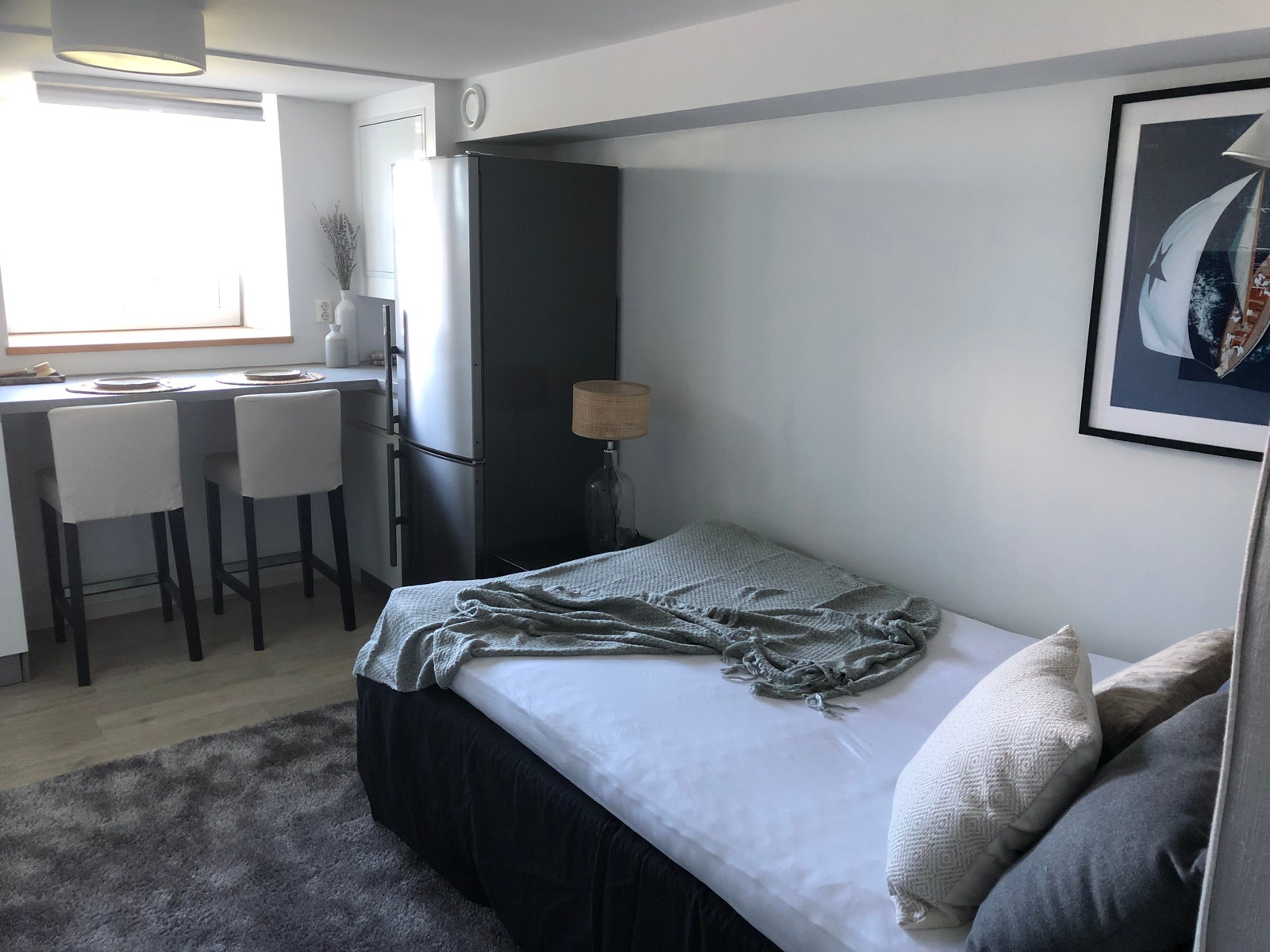 Nåværende leietaker har valgt å ha sengen på "stuen" der tv-en er og stue på "soverommet", men dette kan lett endres ved å bytte om seng og sofa på de to rommene. Galleribilde