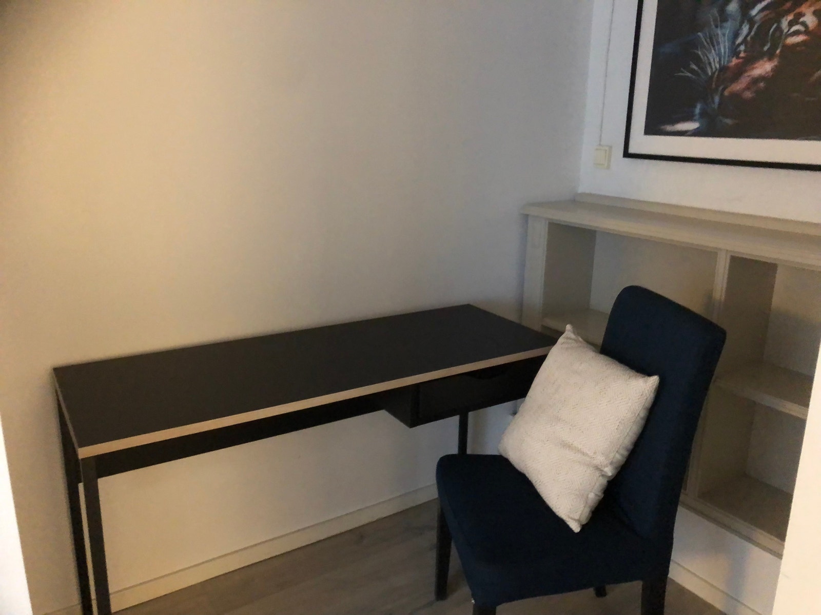 Kontor/arbeidskrok med hyller og skrivebord. Galleribilde
