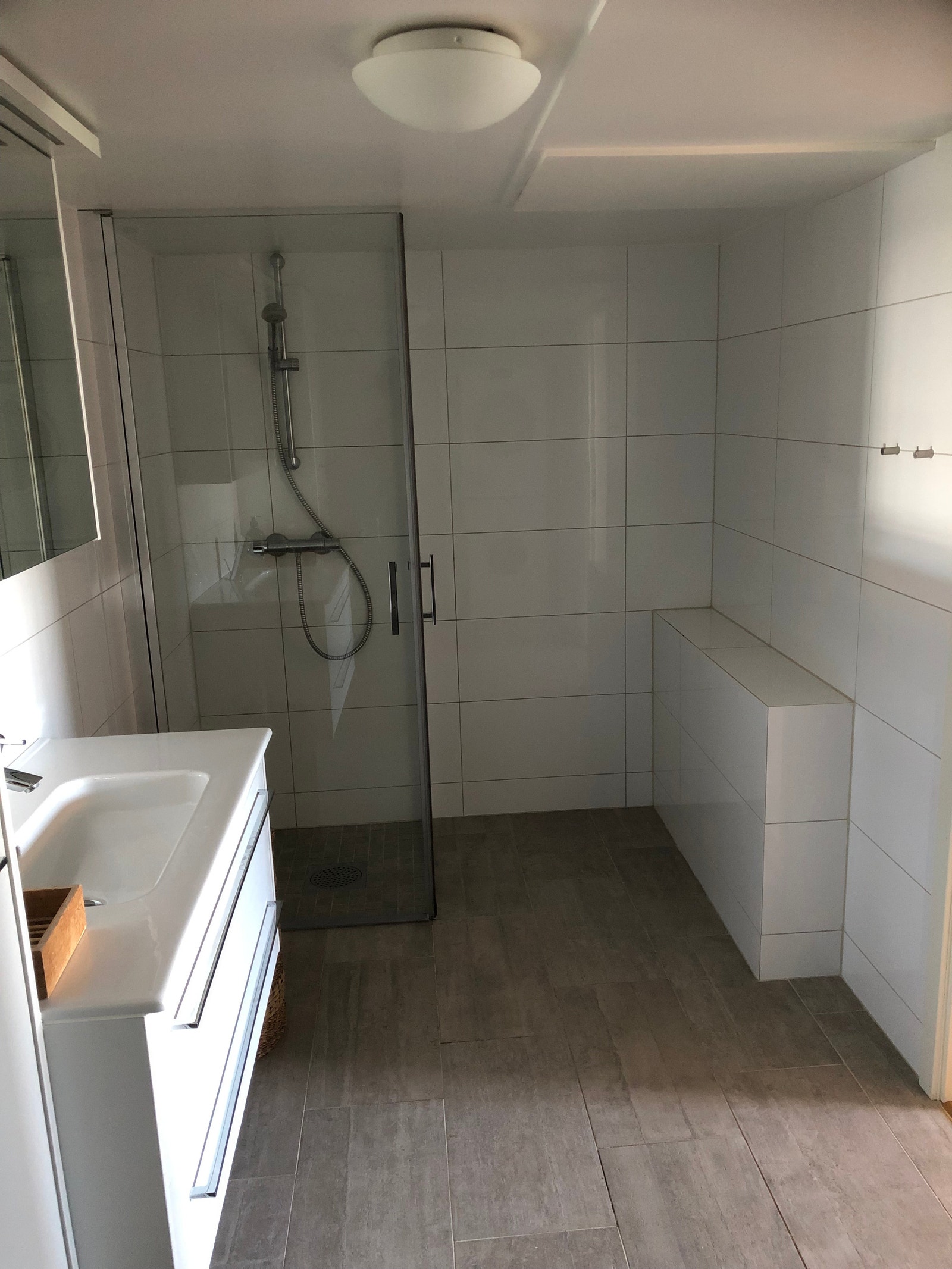 Stort romslig moderne bad med god skapplass, vaskemaskin og tørketrommel. Galleribilde