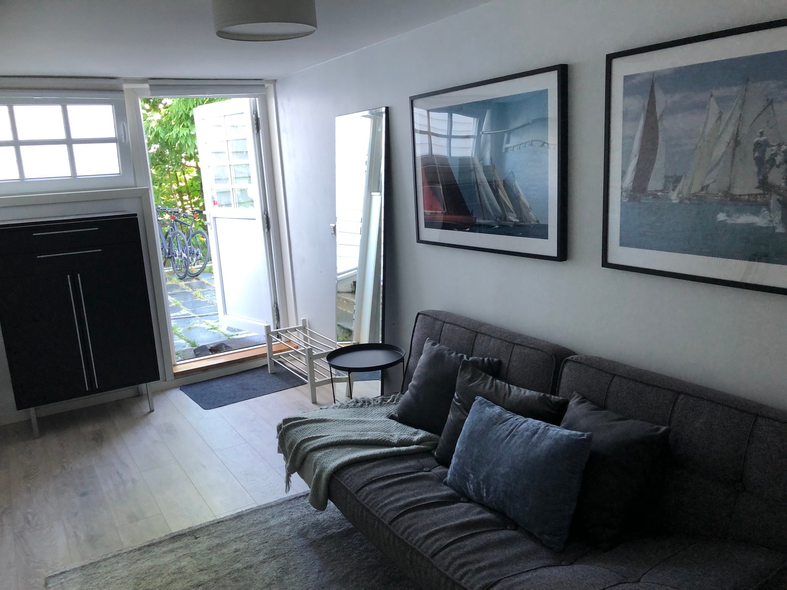Soverom som nåværende leietaker bruker som stue nå. Her er det også inngang til hybelen. Galleribilde