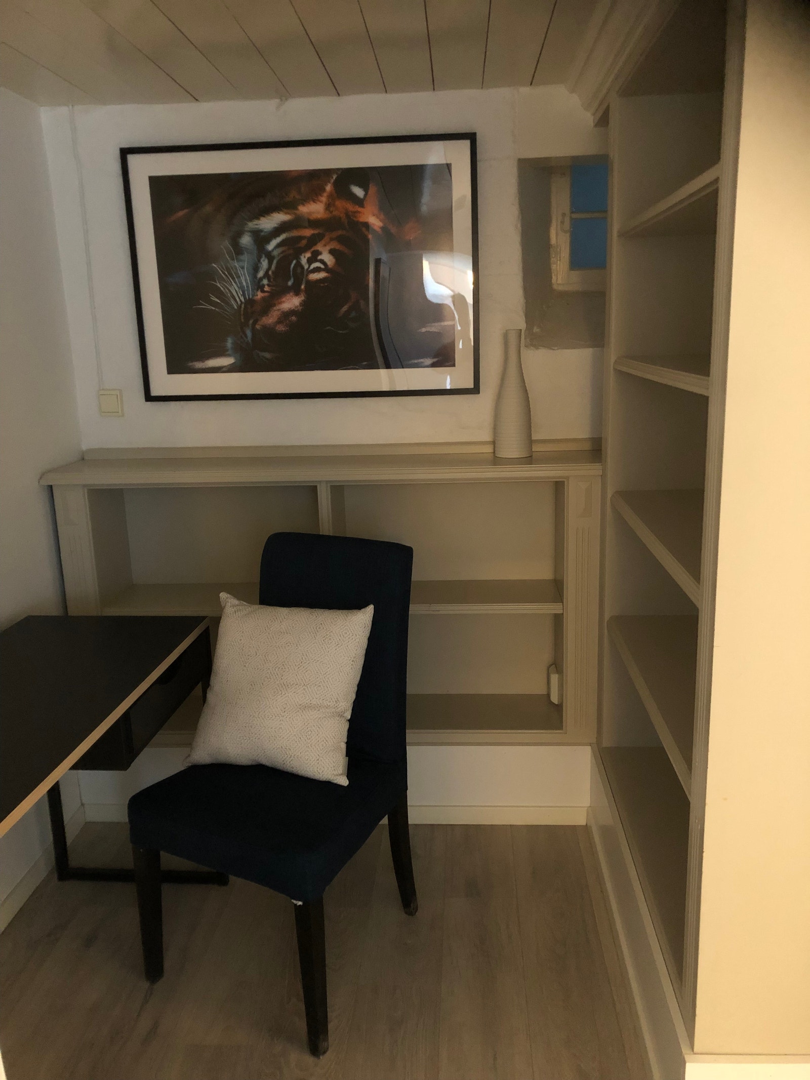 Kontor/arbeidskrok med hyller og skrivebord. Galleribilde
