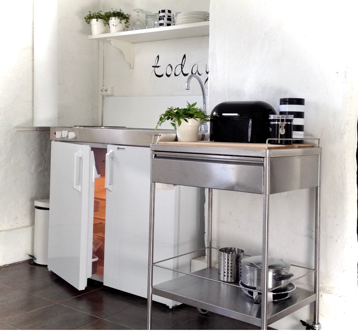 Tekjøkken, inneholder kjøleskap, to kokeplater, mikrobølgeovn, vannkoker og daglig bestikk/kjøkkenutstyr. Galleribilde