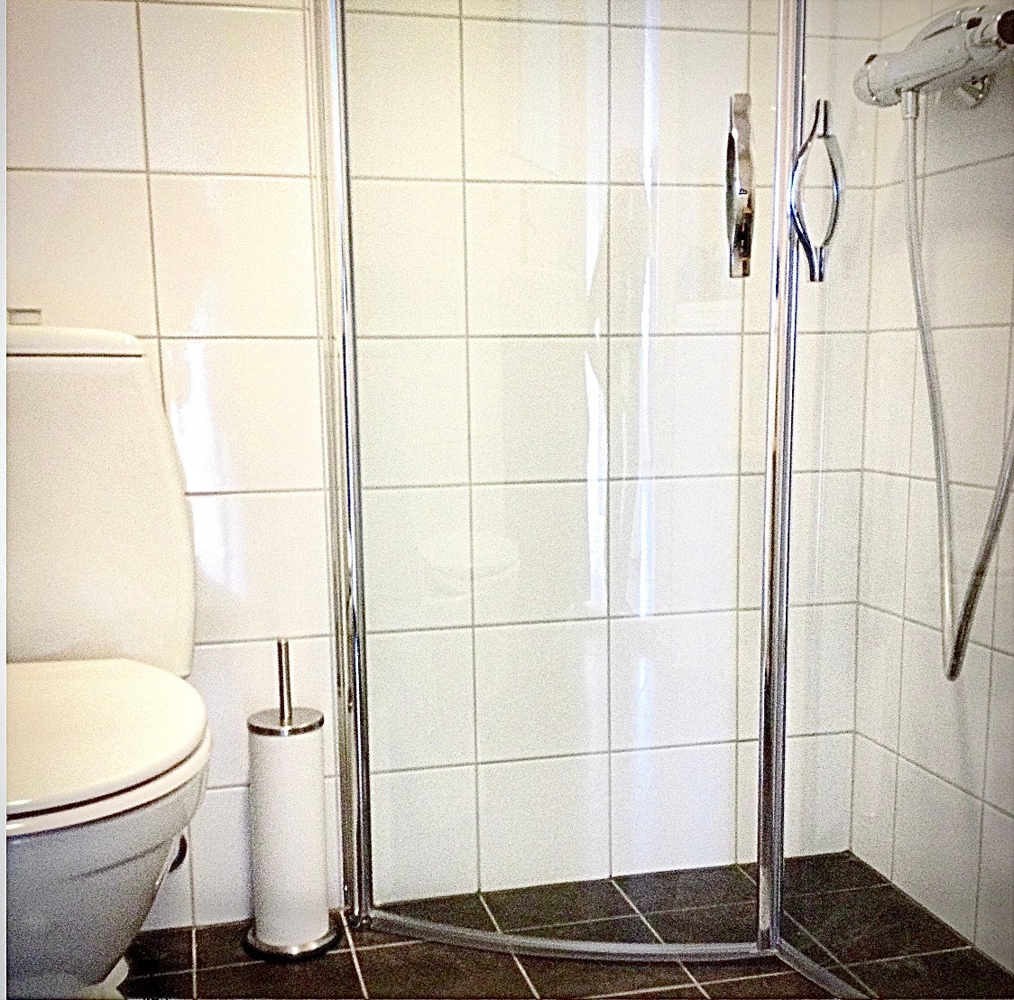 Bad med dusj og vaskemaskin. Galleribilde