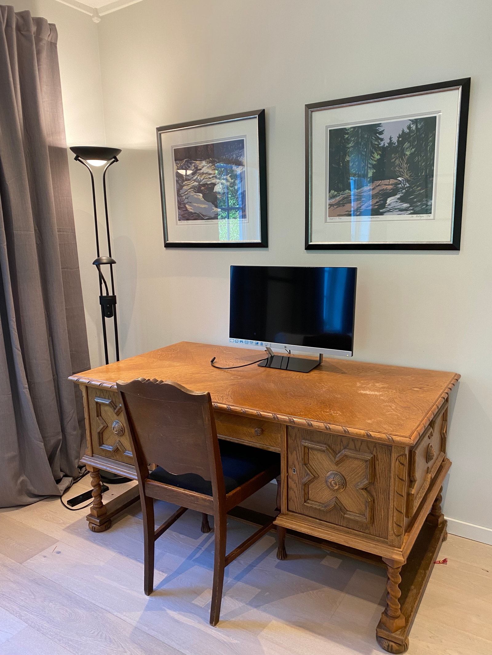 Skrivebord i stuen. Galleribilde