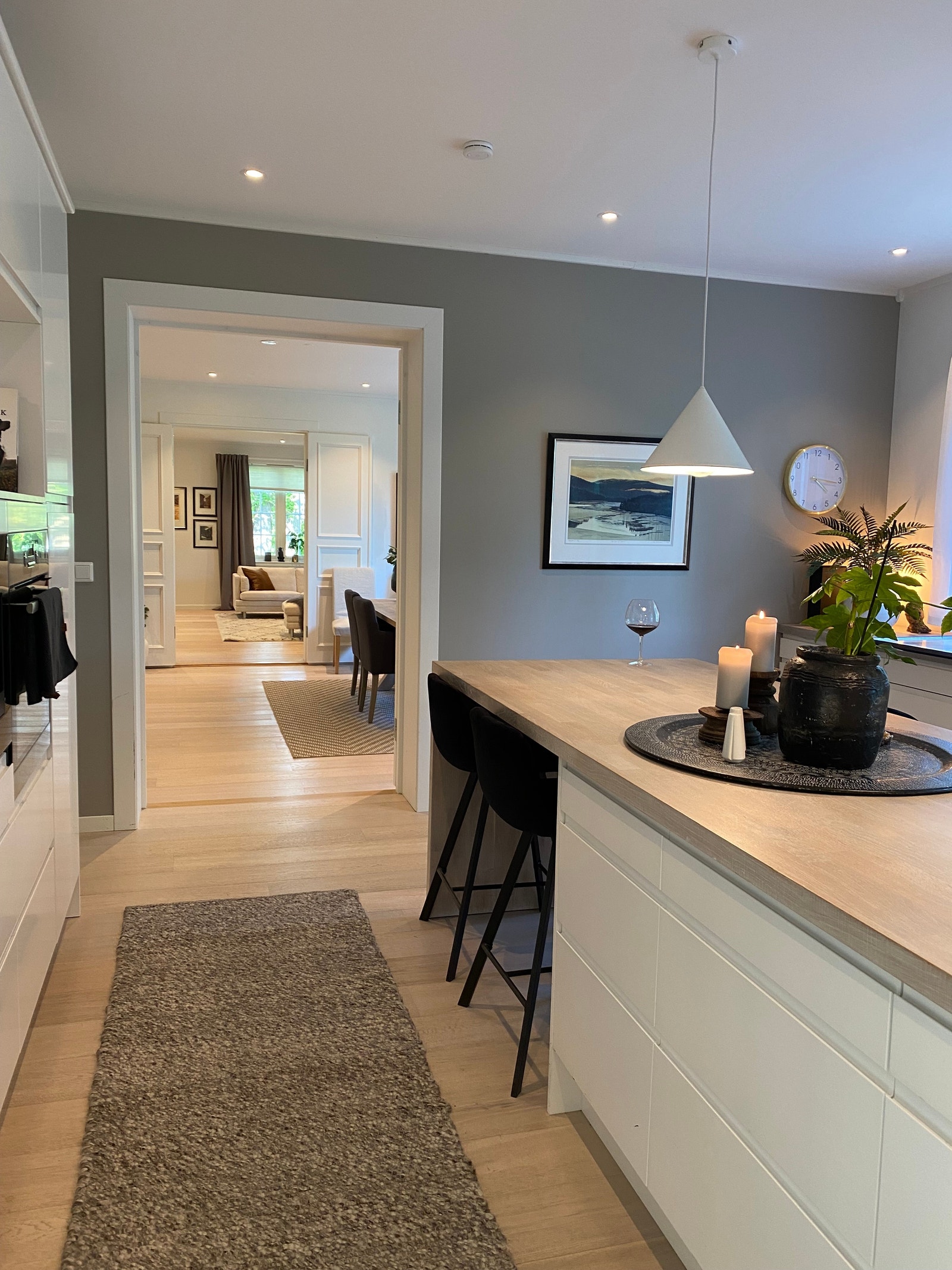 Kjøkken med tilknytning til spisestue og stue. Galleribilde