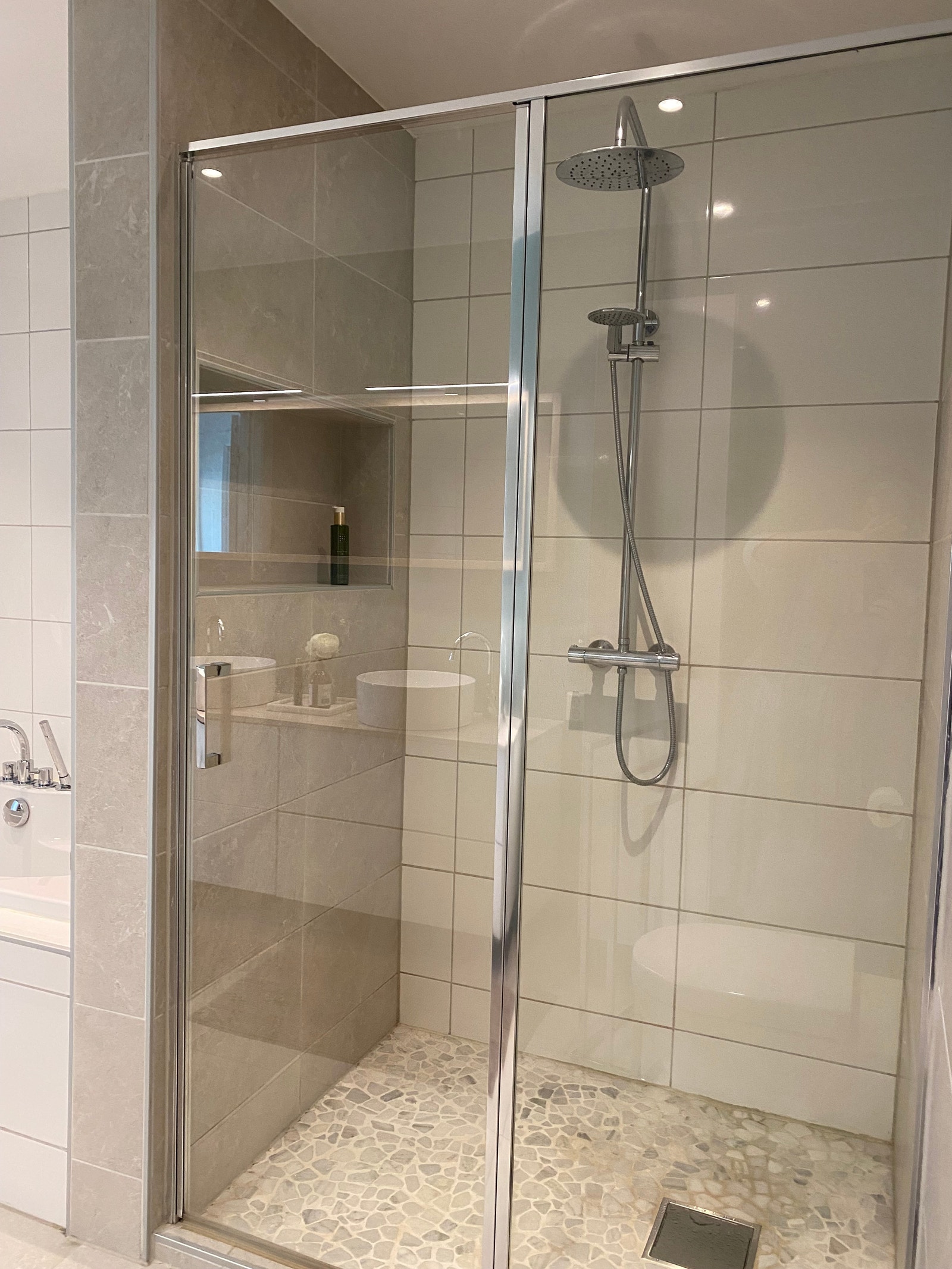 Stor dusjnisje på badet i hovedetasjen. Galleribilde