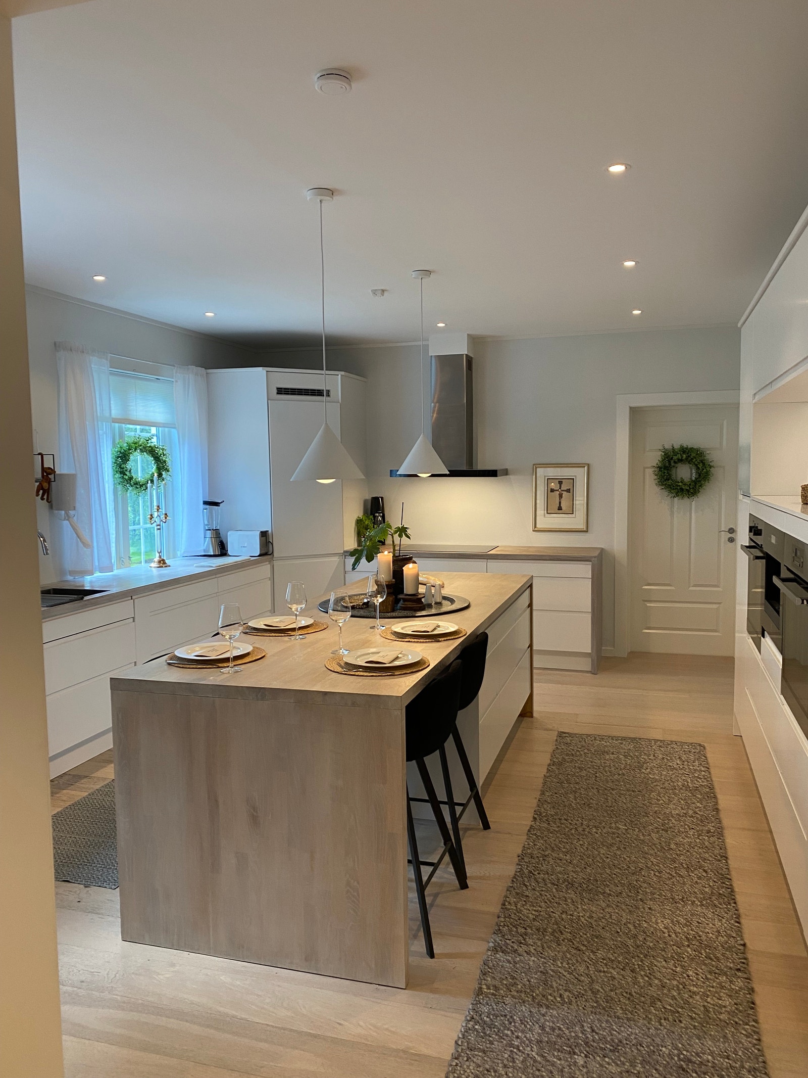 Kjøkken med fasiliteter for sosial matlaging. Galleribilde