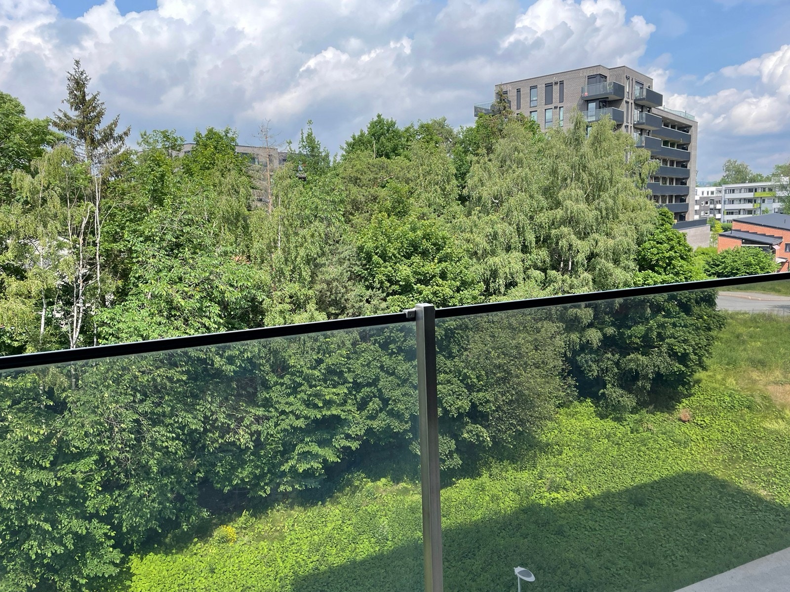 Utsikt fra balkongen mot grøntarealet Galleribilde