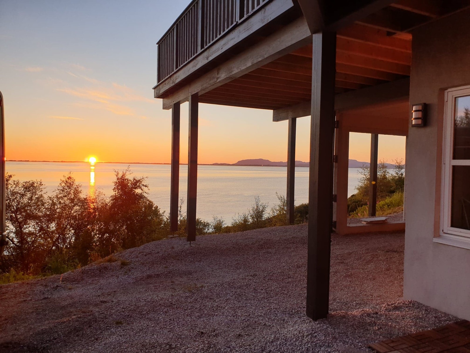 Fantastiske solnedganger over Trondheimsleia, med fjæra bare 60 meter nedenfor. Galleribilde