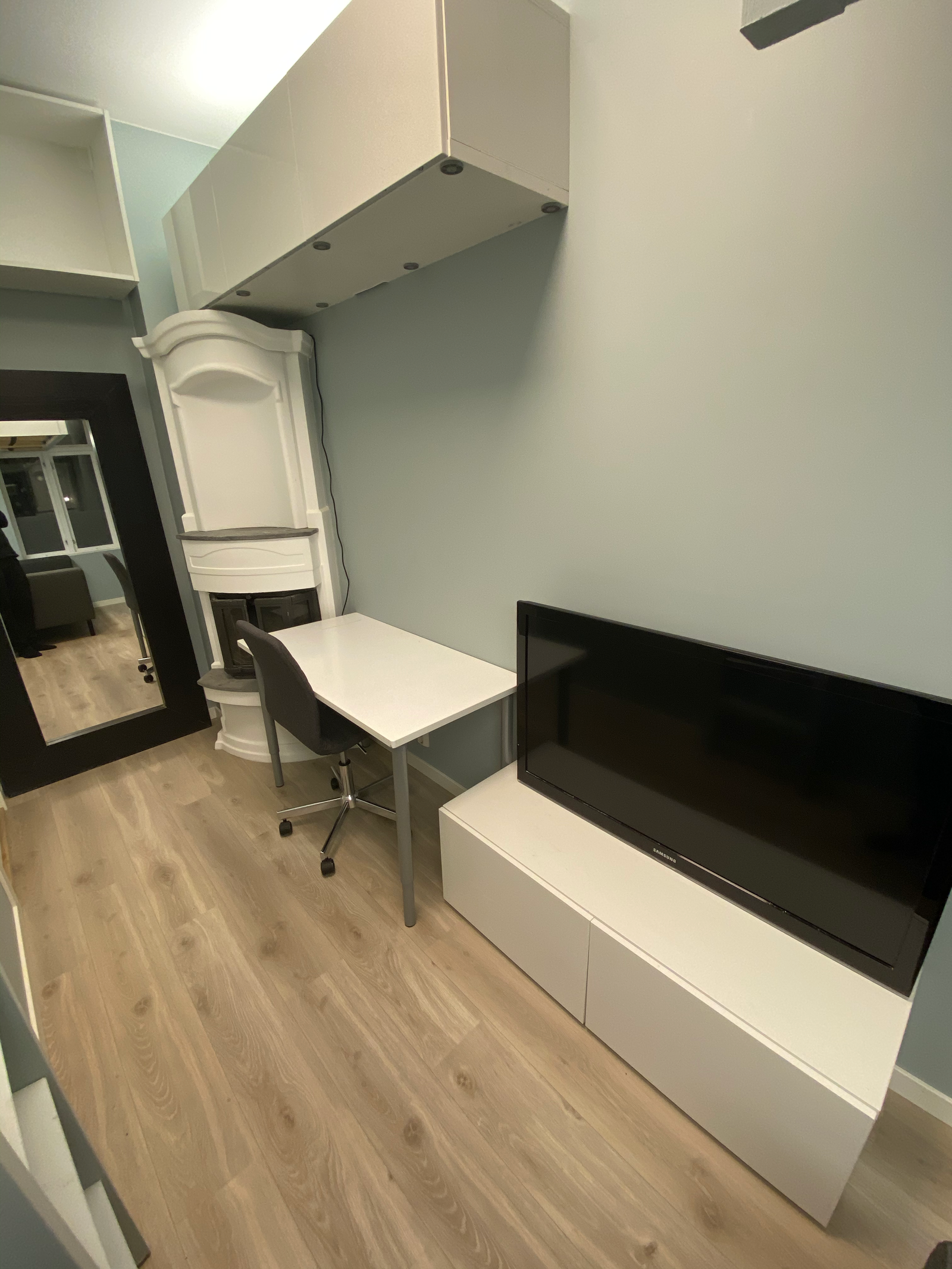 Oppbevaring, skrivepult, tv og sofa i rom #2 Galleribilde