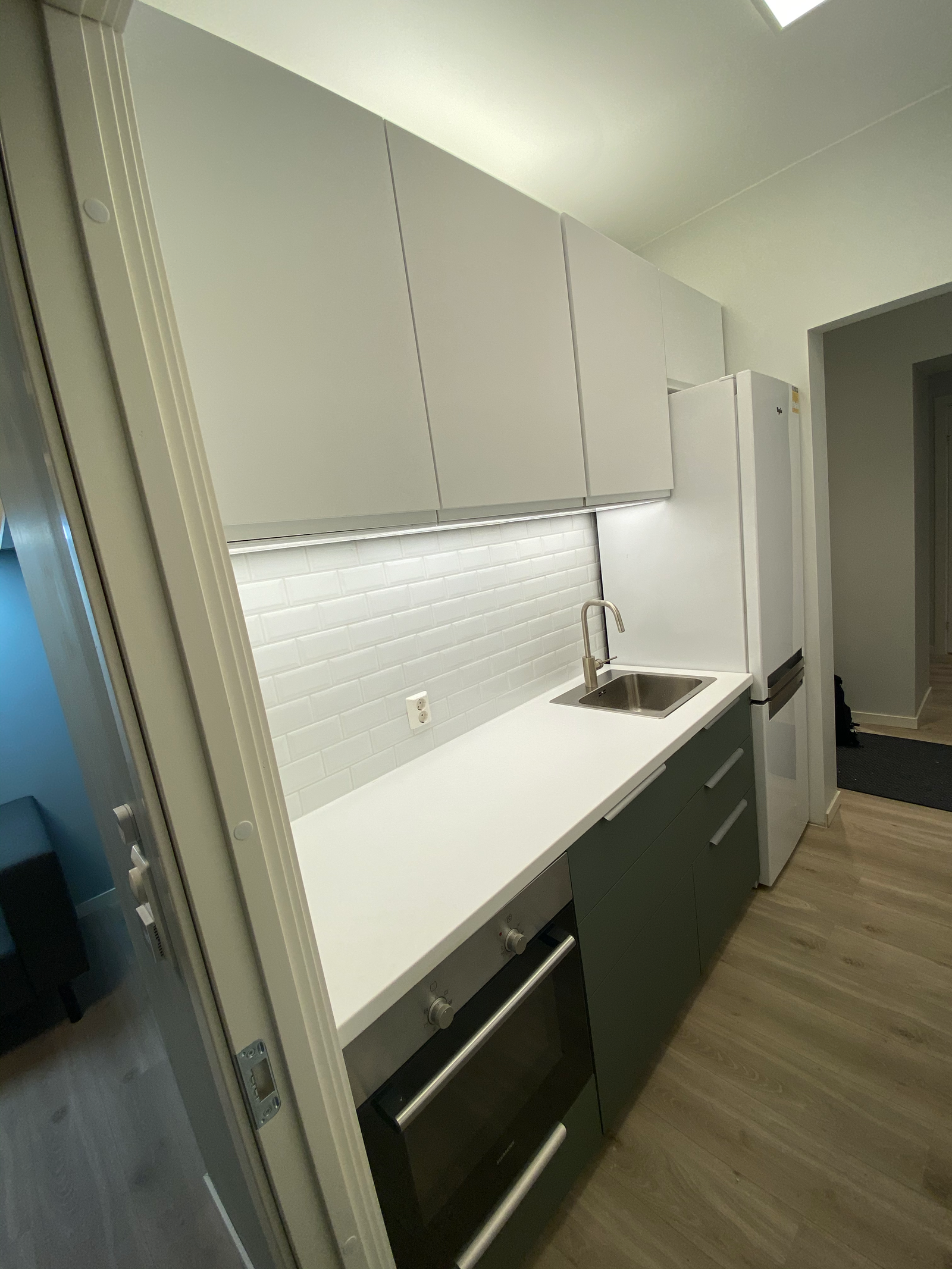 Kjøkken med ovn, oppvaskmaskin og nytt kjøleskap, alt av dekketøy, bestikk og koketøy inkludert Galleribilde