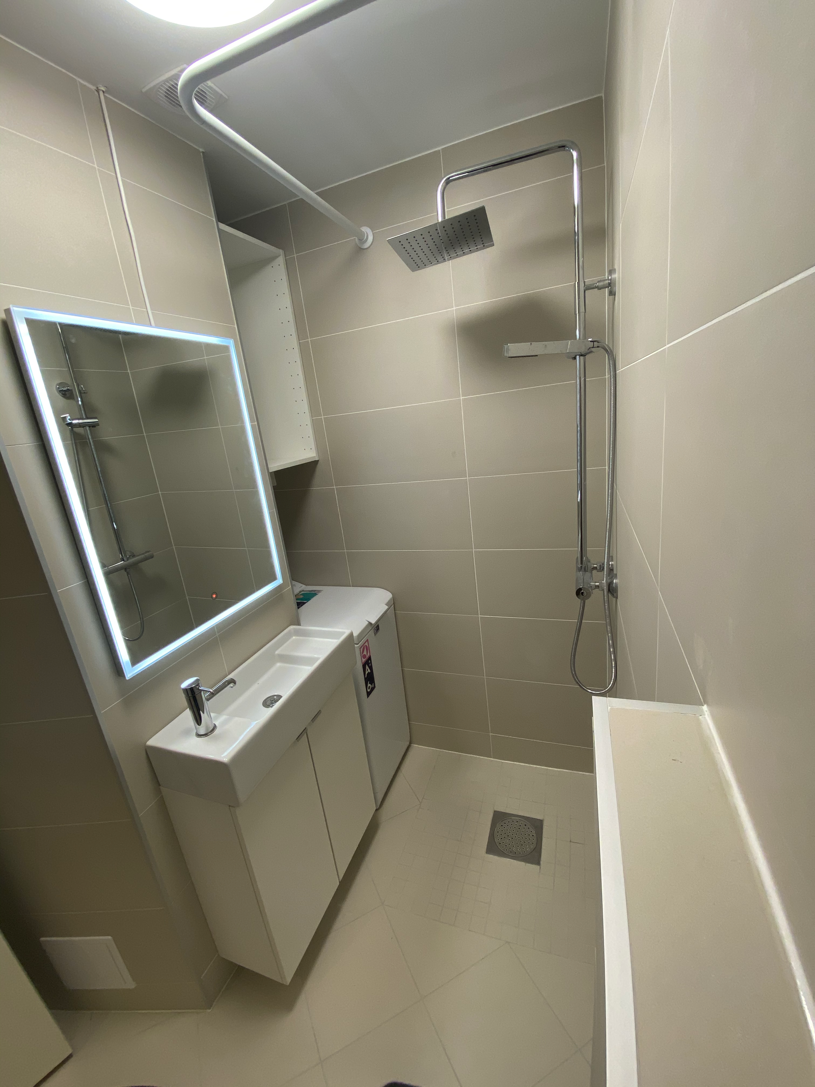 Nyrenovert bad med vaskemaskin Galleribilde