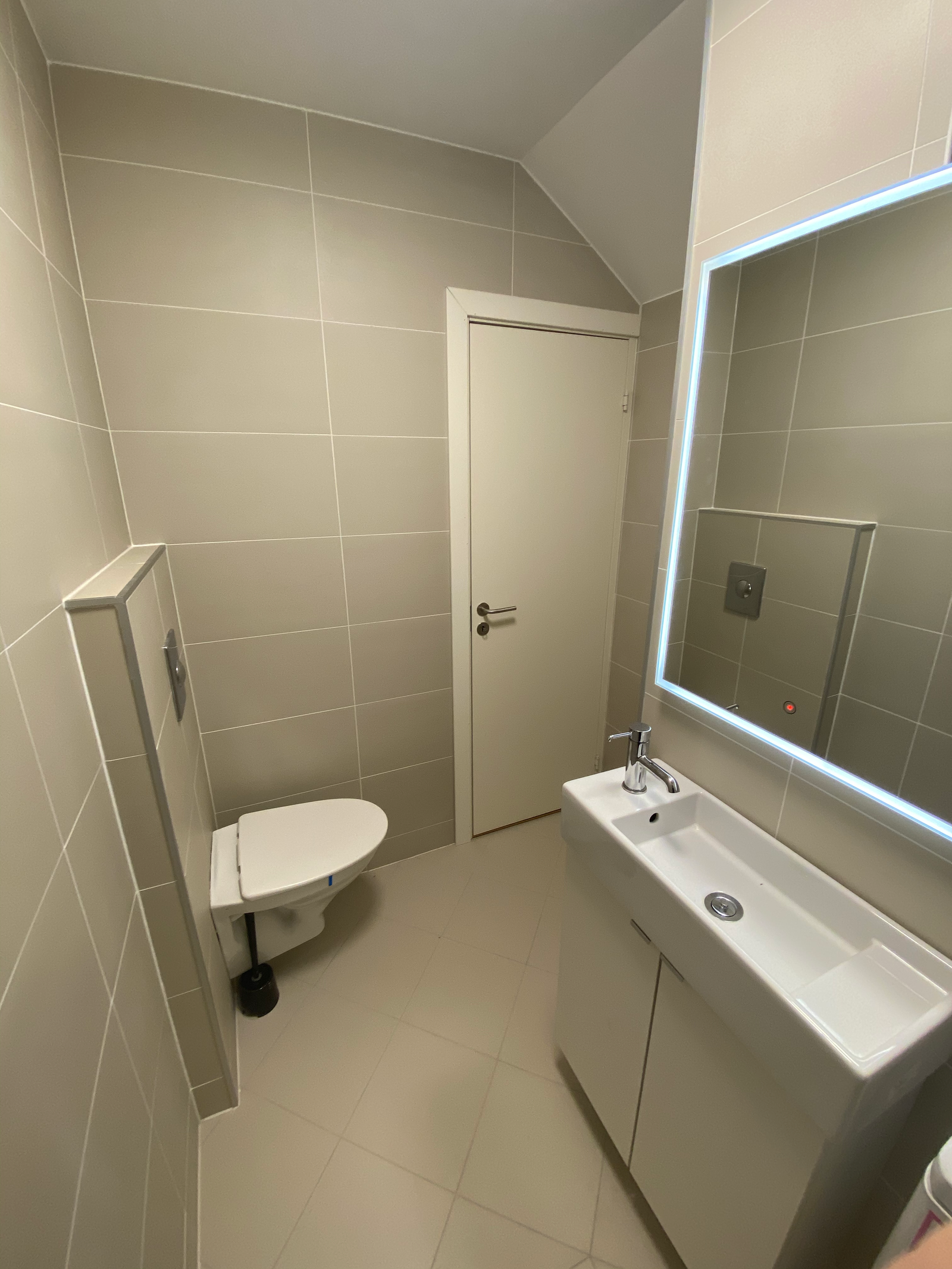 Nyrenovert bad med speil med belysning Galleribilde