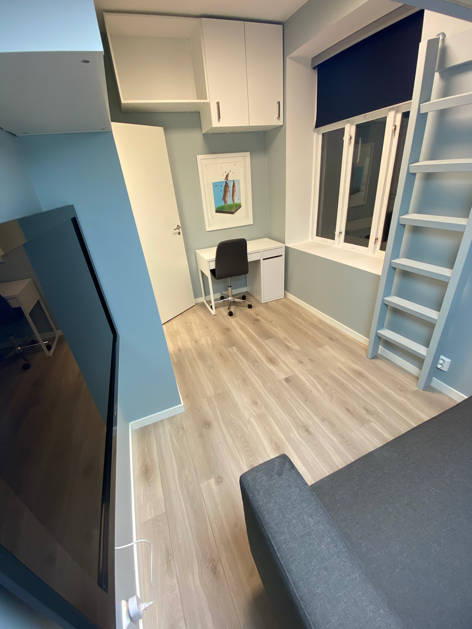 TV, oppbevaring, sofa og skrivepult, komplett møblert, rom #1 Galleribilde