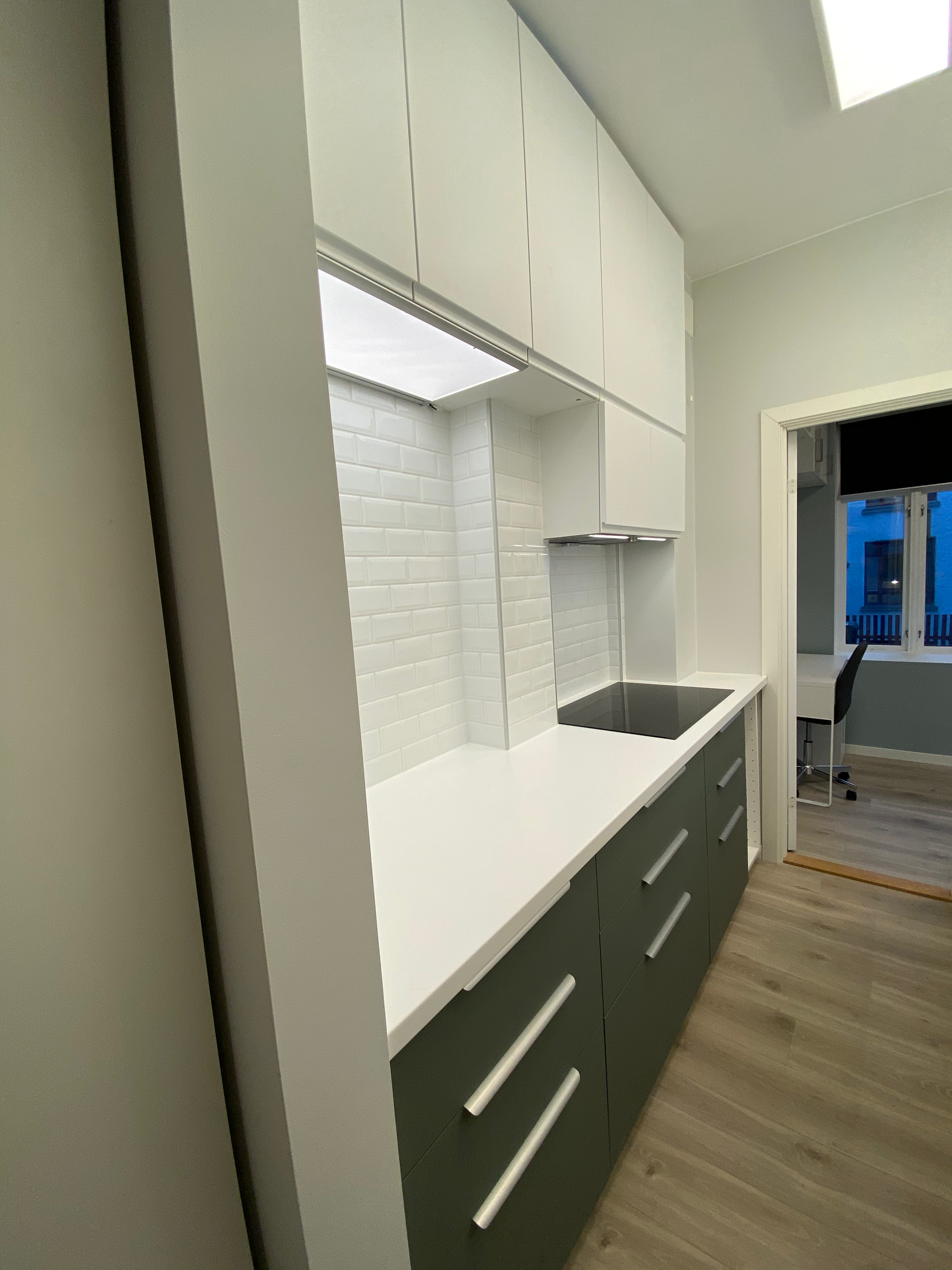 Kjøkken med ovn, oppvaskmaskin og nytt kjøleskap, alt av dekketøy, bestikk og koketøy inkludert Galleribilde