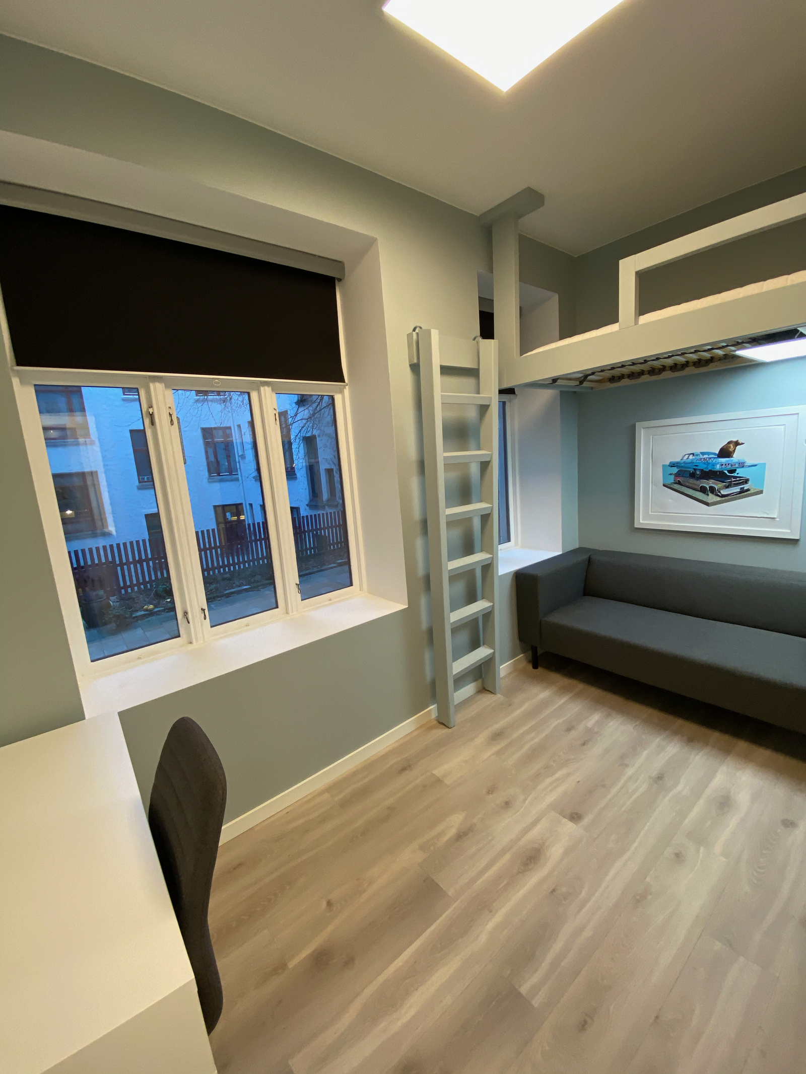 Lystette gardiner i alle rom, her i rom #1 Galleribilde