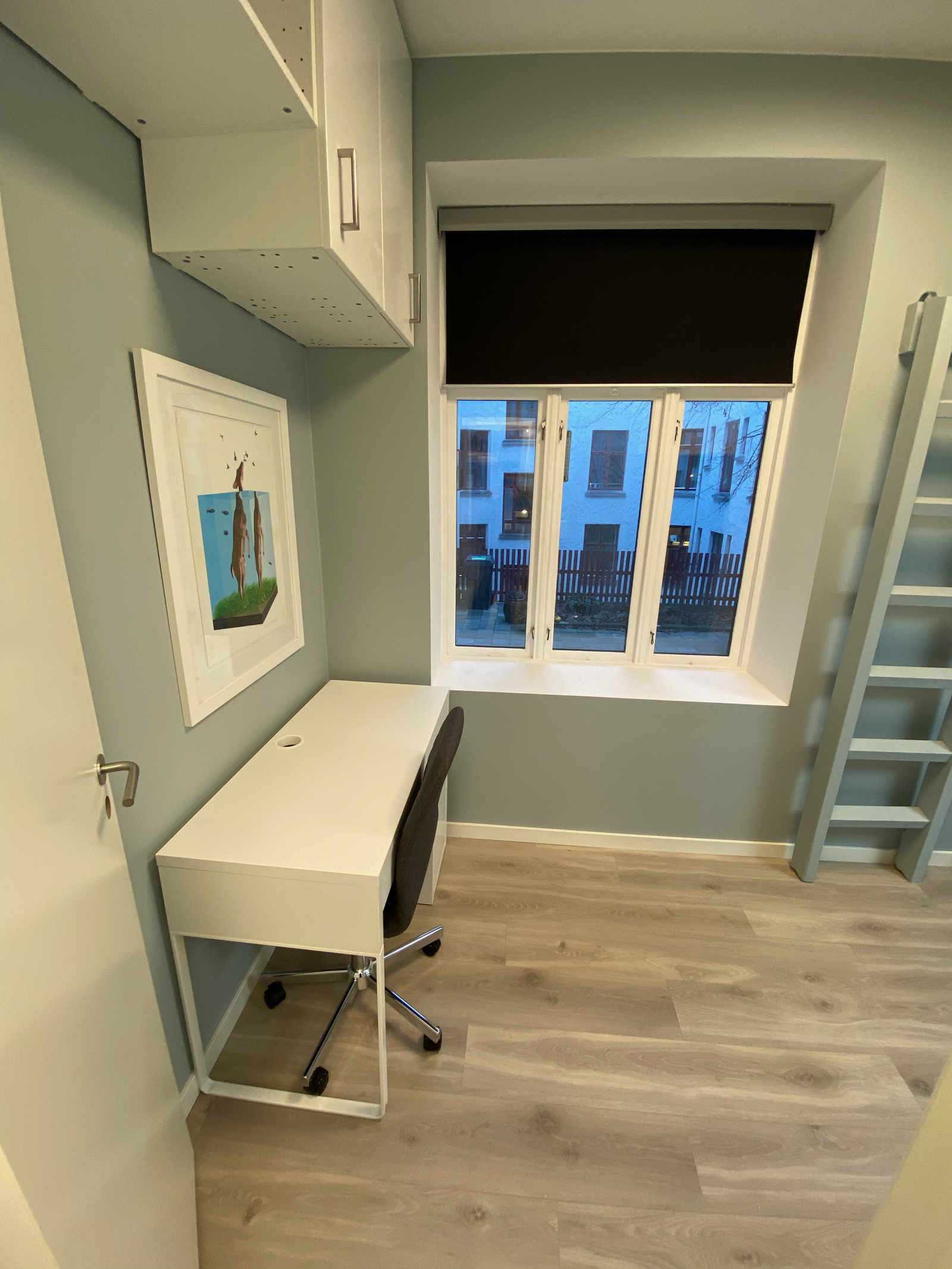 Skrivepult og oppbevaring i rom #1 Galleribilde