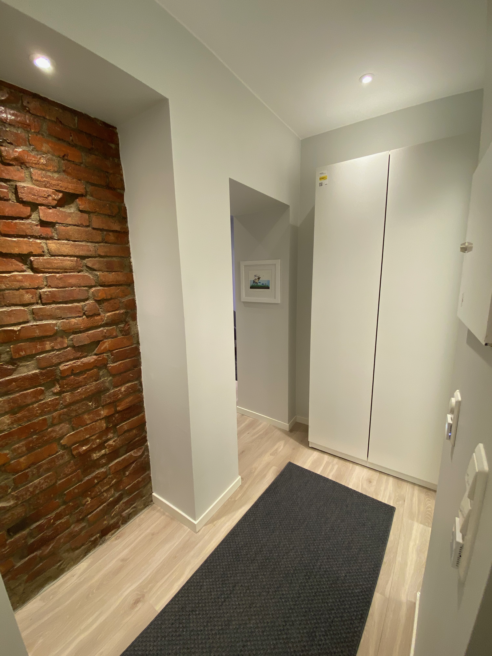 Gang med god plass til å oppbevare klær og sko Galleribilde