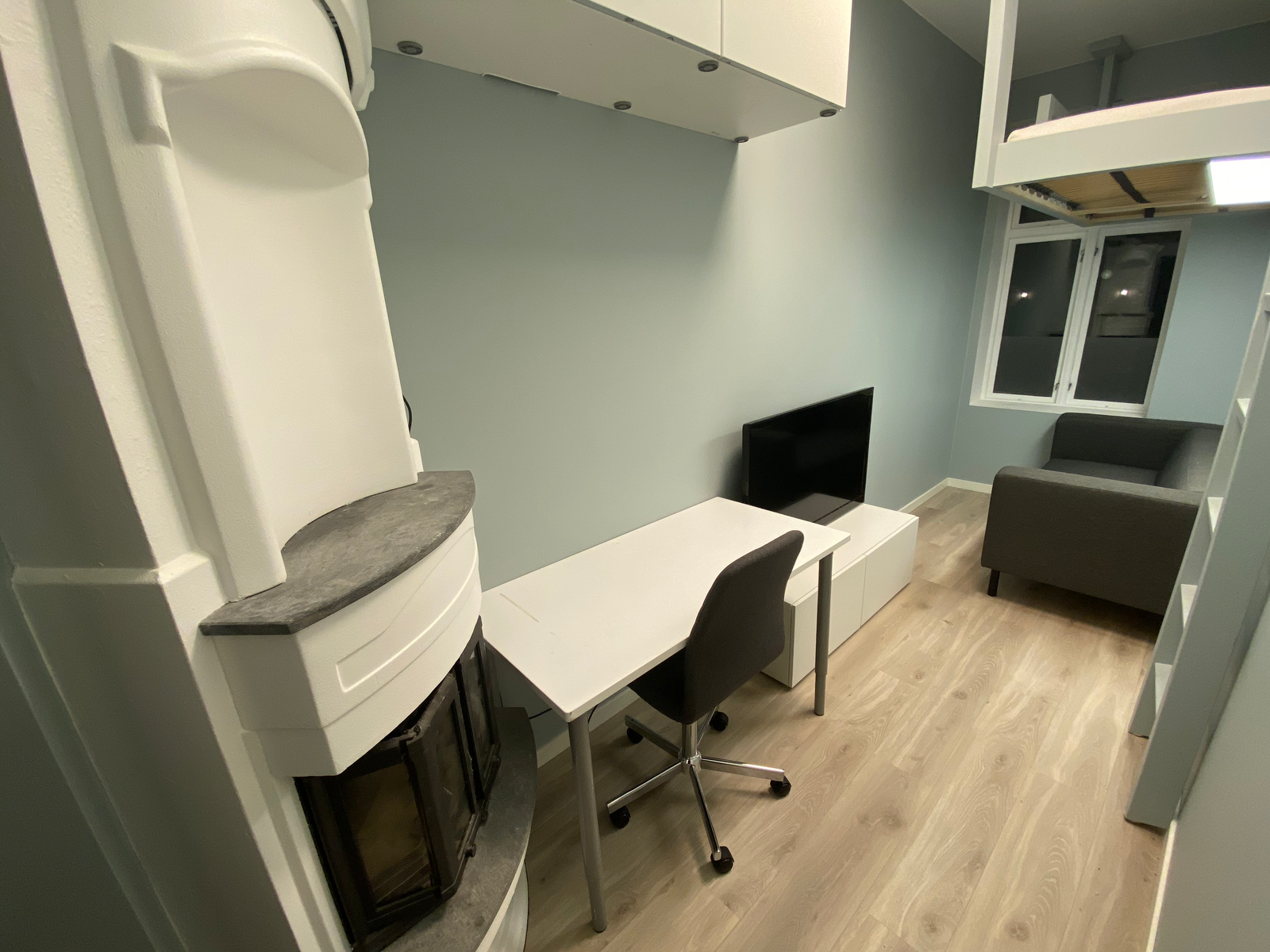 Skrivepult, tv og sofa i rom #2 Galleribilde