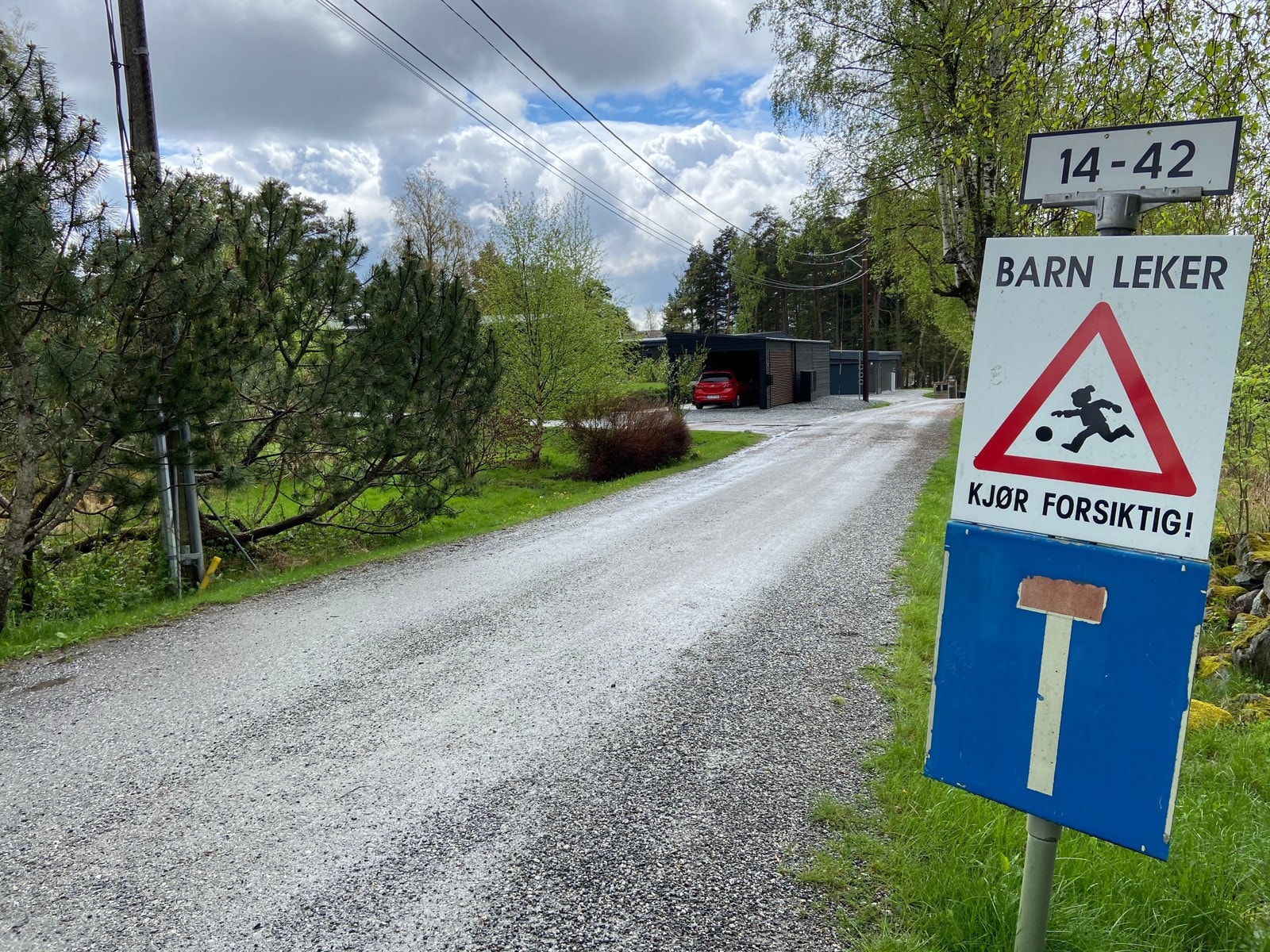Boligen ligger i blindvei uten gjennomgangstrafikk. Meget barnevennlig. Galleribilde