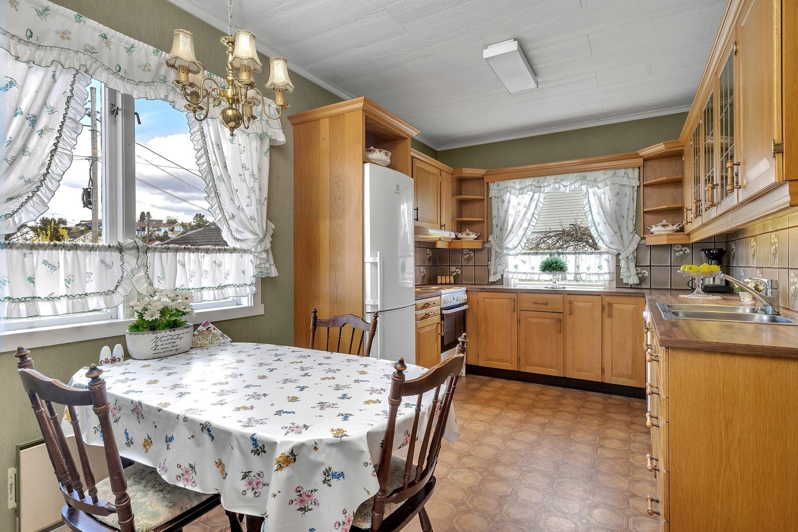 kjøkken er stort og med plass til spisebord m stoler Galleribilde