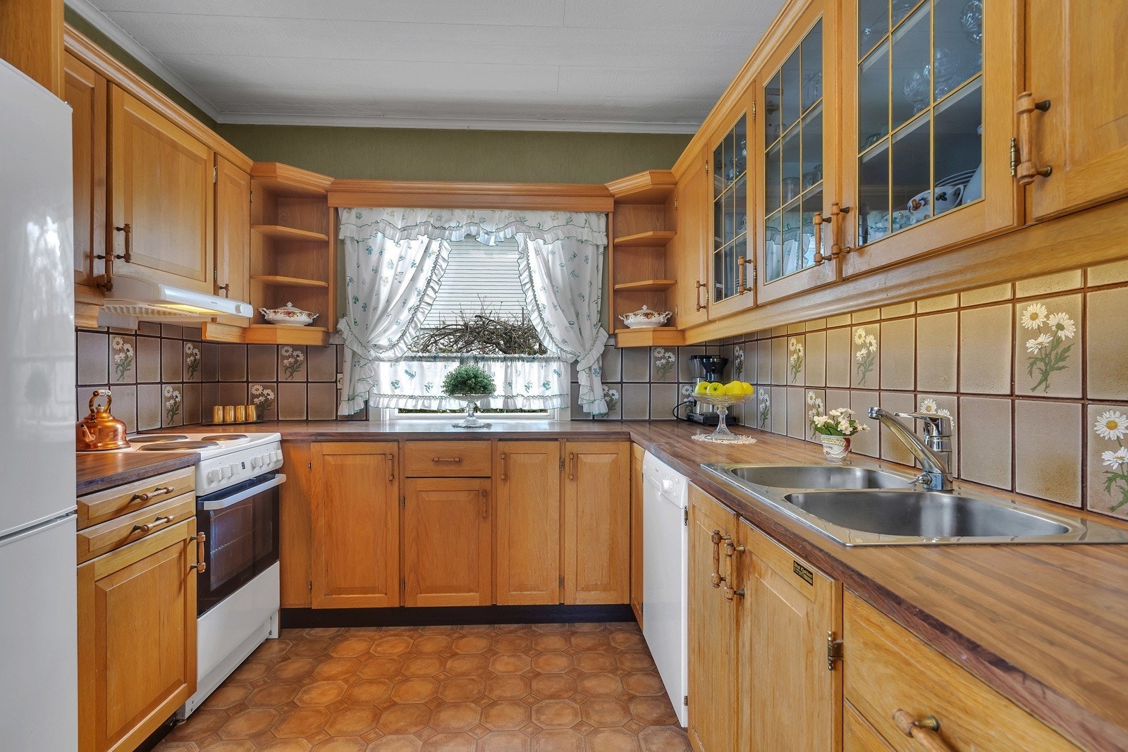 Hvitevarer følger med som oppvaskmaskin, komfyr med platetopp, kjøleskap med frys. Galleribilde