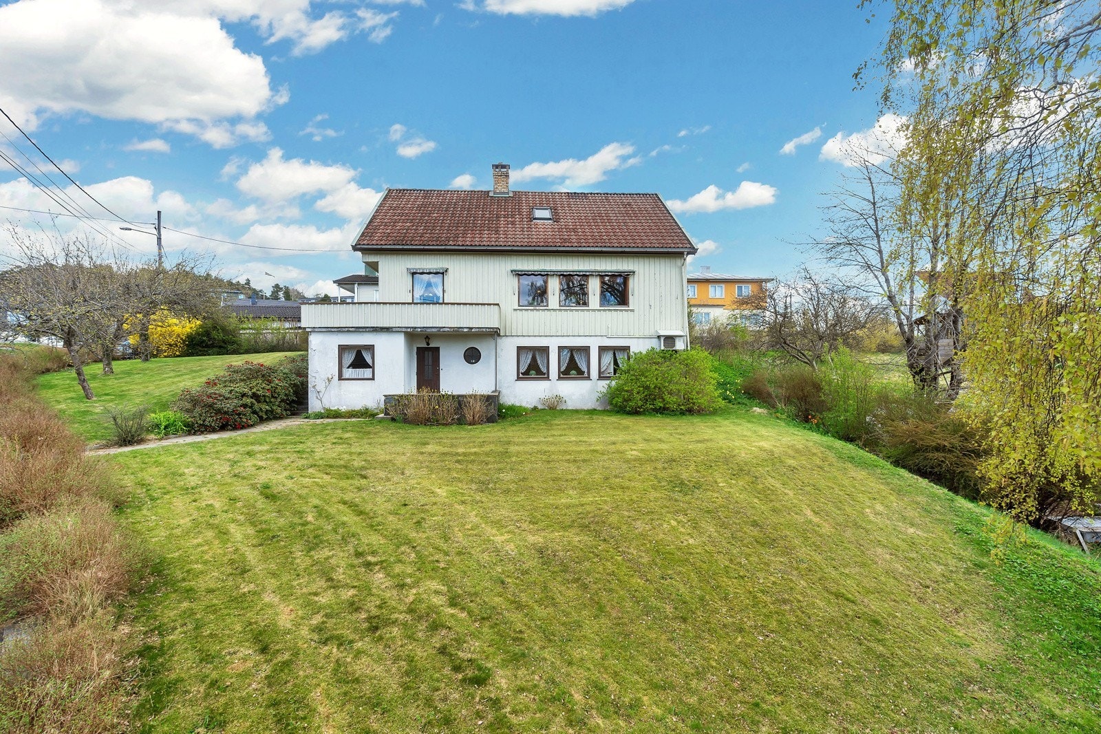 Leilighet er i 2 etg (over kjeller etg) egen steinbelagt terrasse. Ute er det stort Grøntareal disponibelt etter avtalte. Galleribilde