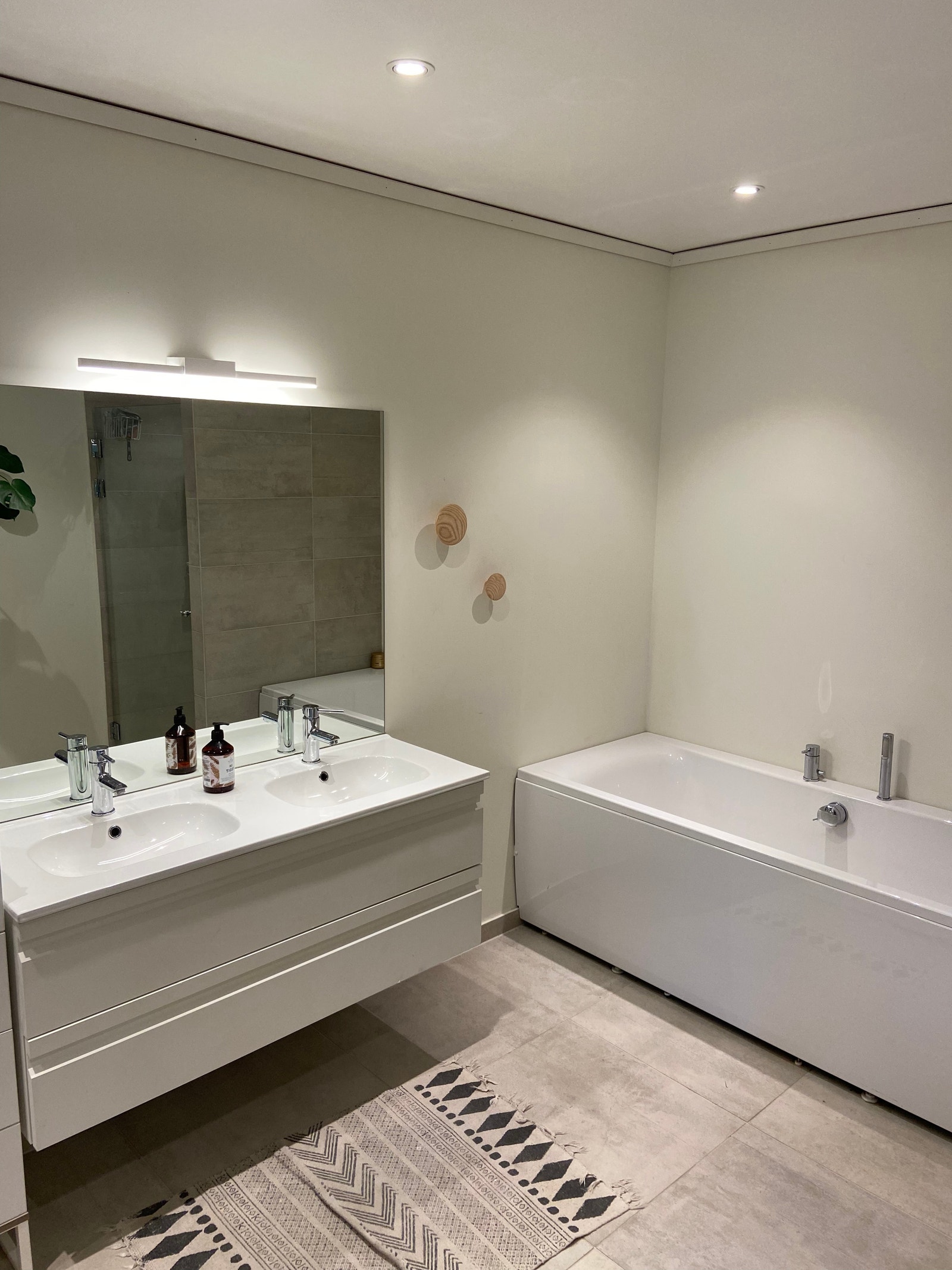 Stort baderom nede med dusj og dobbel vask ( badekar er tatt vekk) Galleribilde