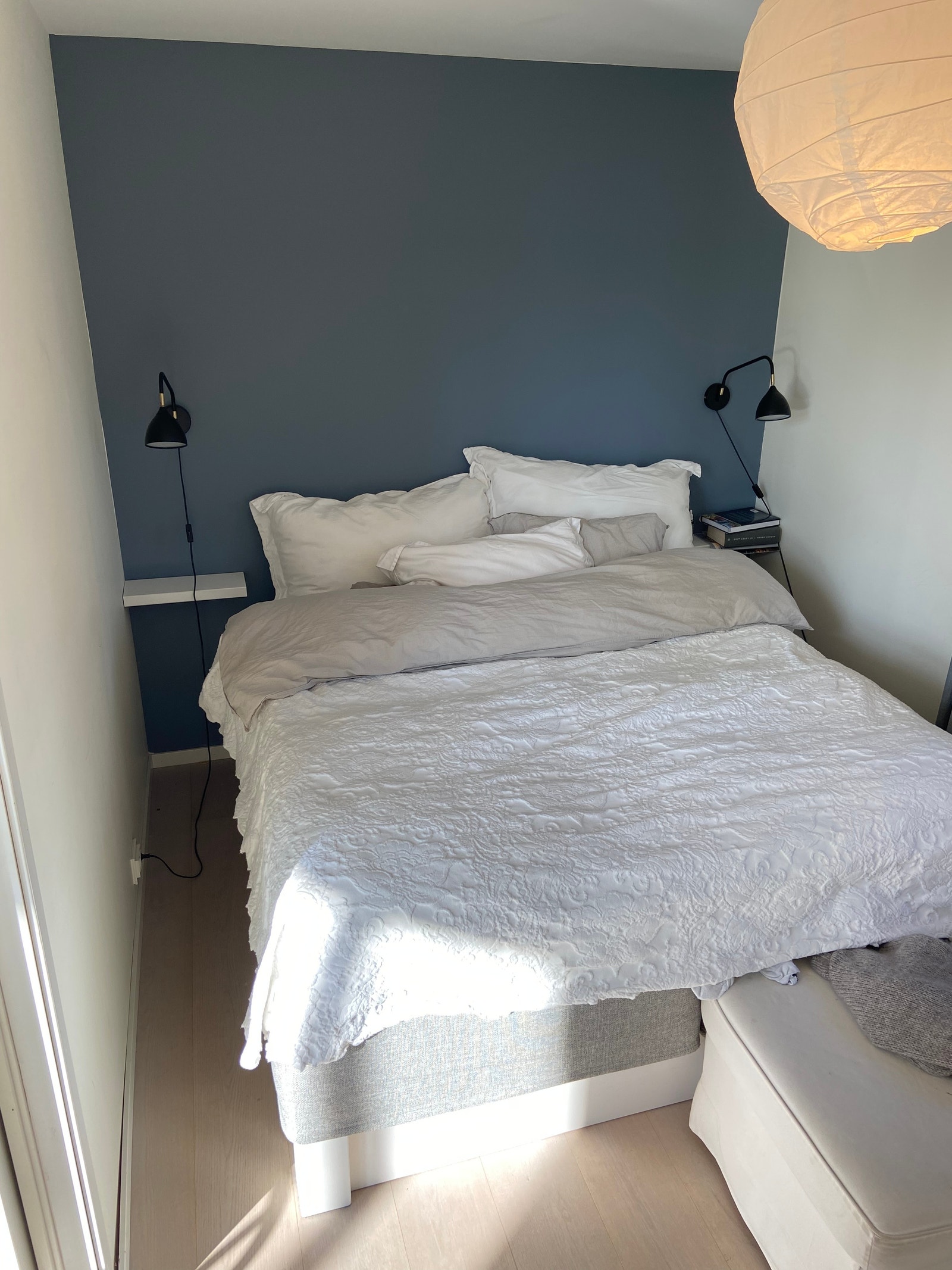 Soverom i2 etasje med klesskap og eget bad Galleribilde