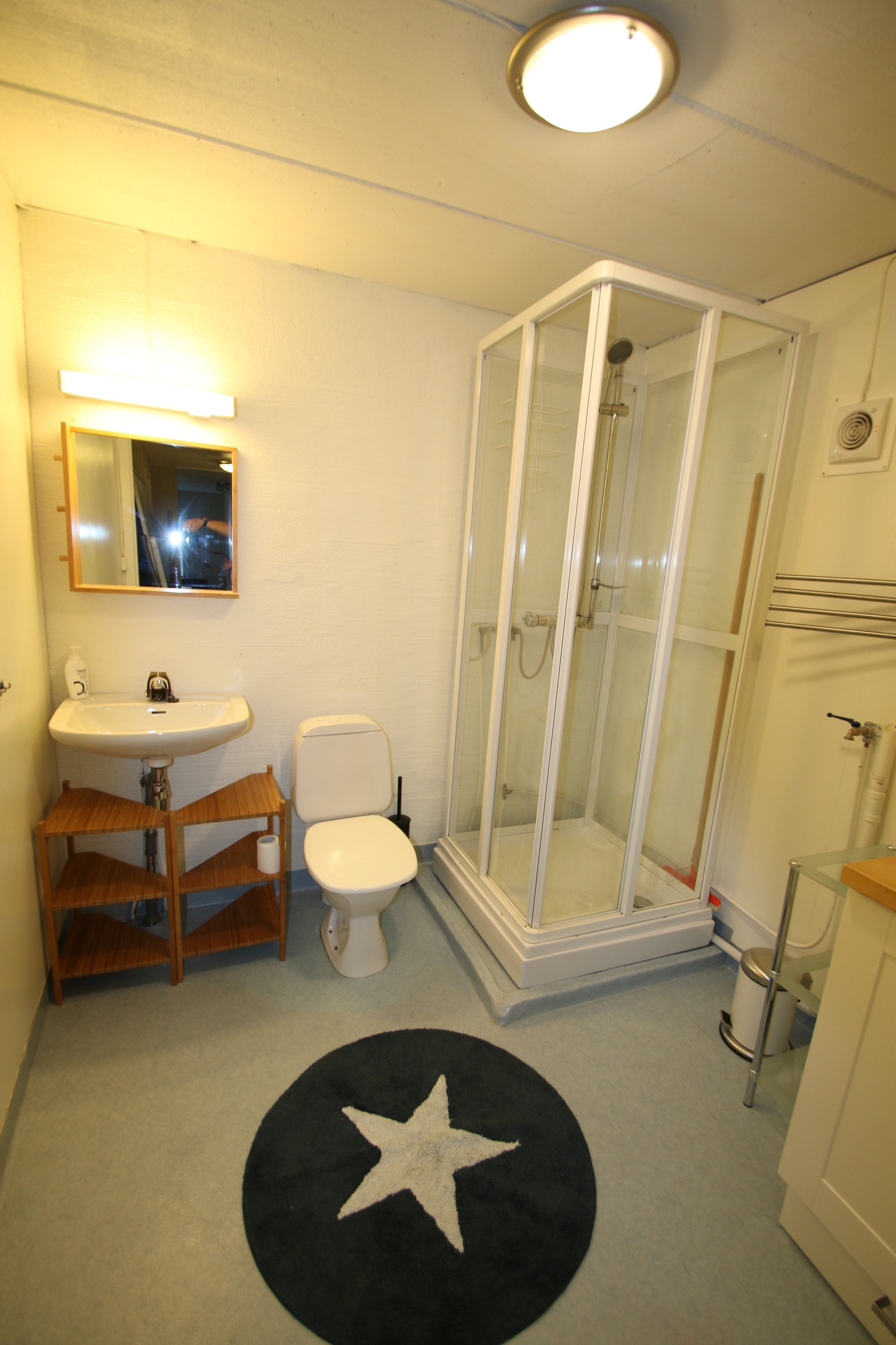 Bad med dusj/wc og vaskemaskin (den er ikkepå bildet) Galleribilde