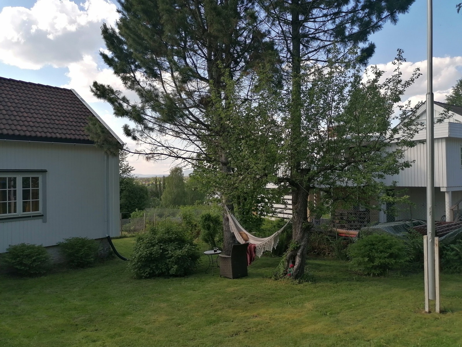 Fin og usjenert hage. Gjester kan bruke en del av denne. Galleribilde