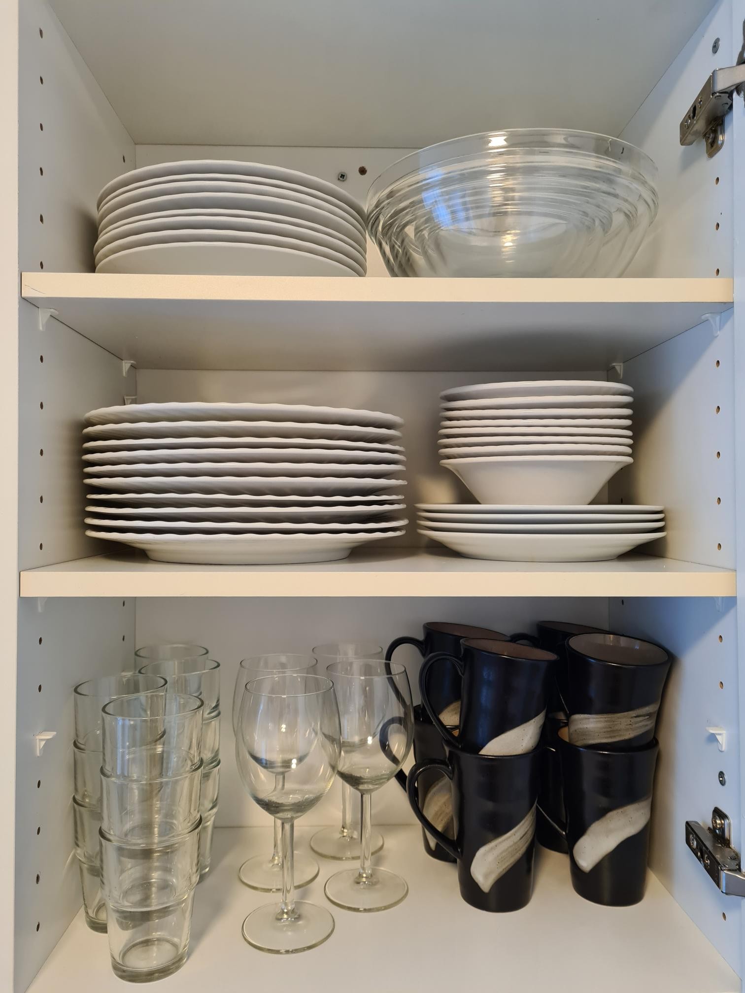 Kjøkkenutstyr, servise, glass, bestikk osv. ved ønske Galleribilde