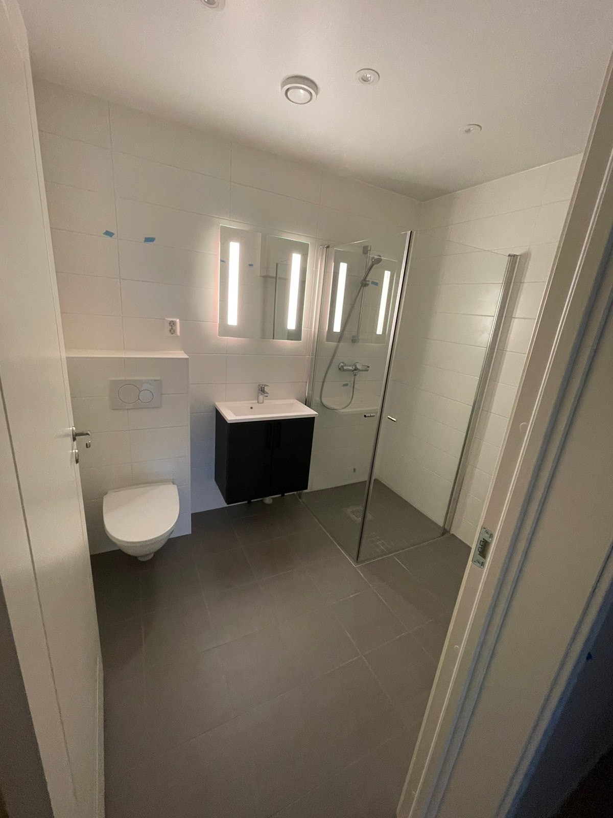 Romslig bad med opplegg for vaskemaskin Galleribilde