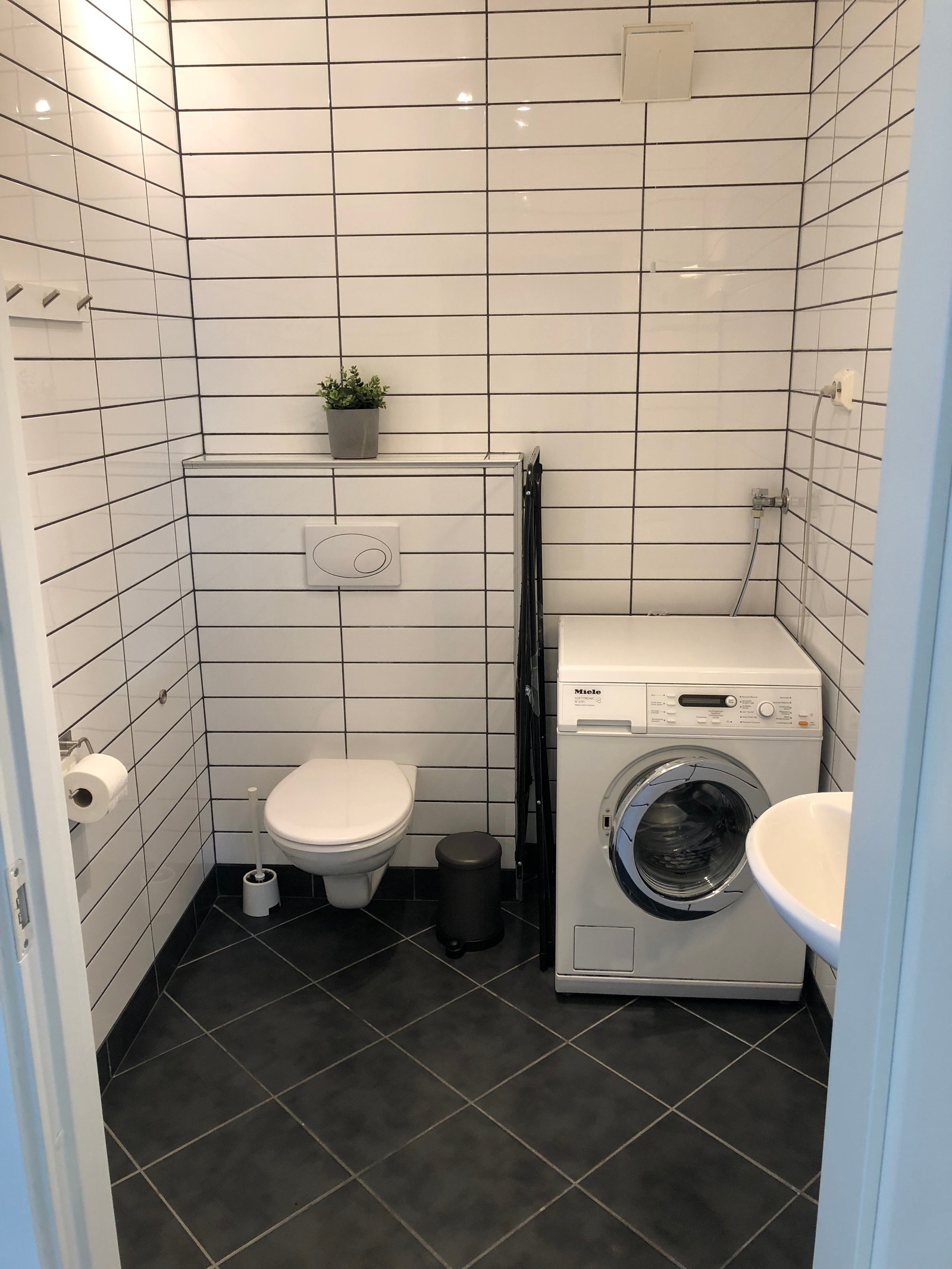 Eget toalettrom med vask og vaskemaskin i 1. etasje Galleribilde