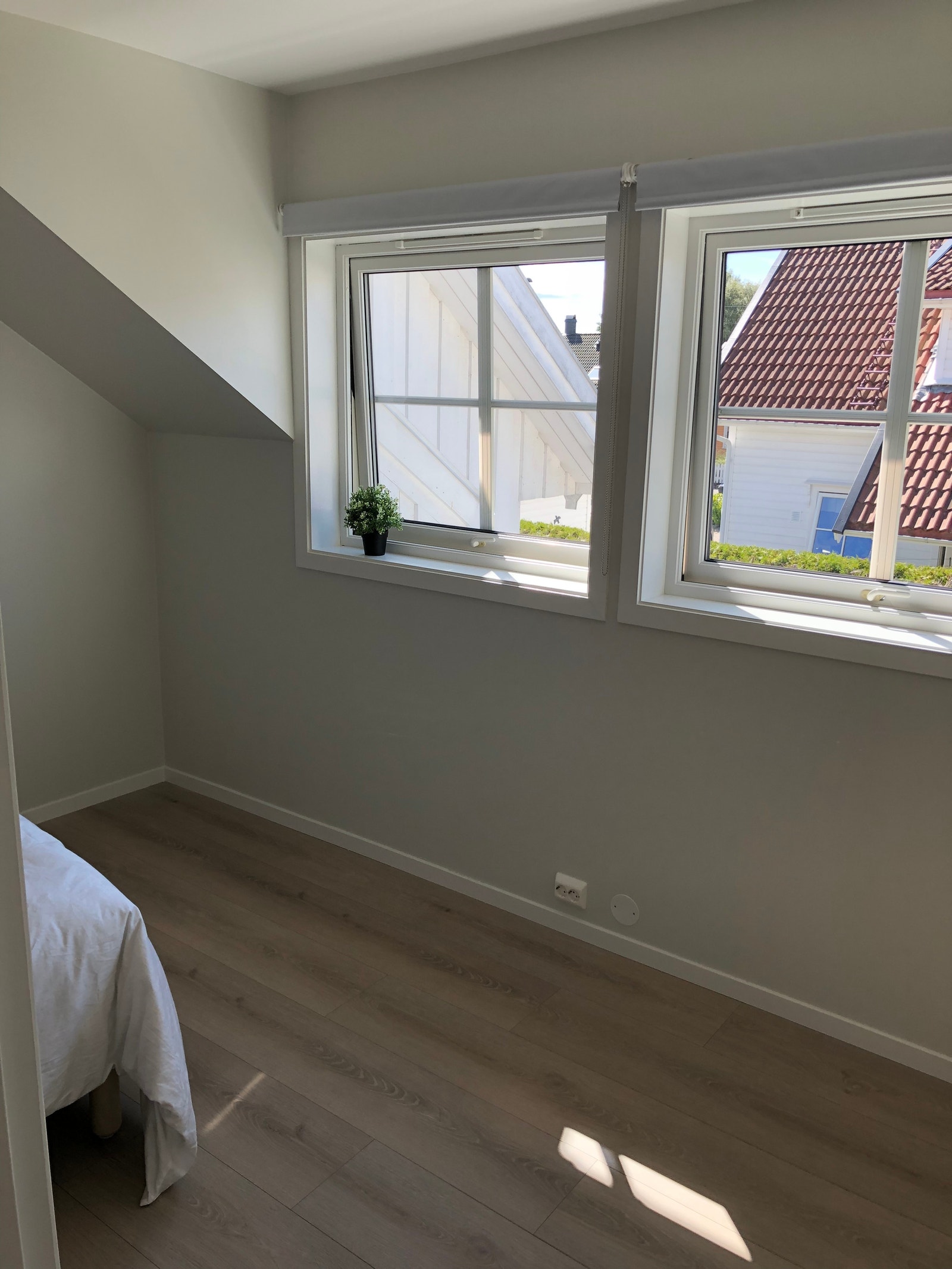 Plass til ekstra pult eller hylle :) rommet har også et stort PaX skap med masse skuffer, hengeplass og hyller Galleribilde