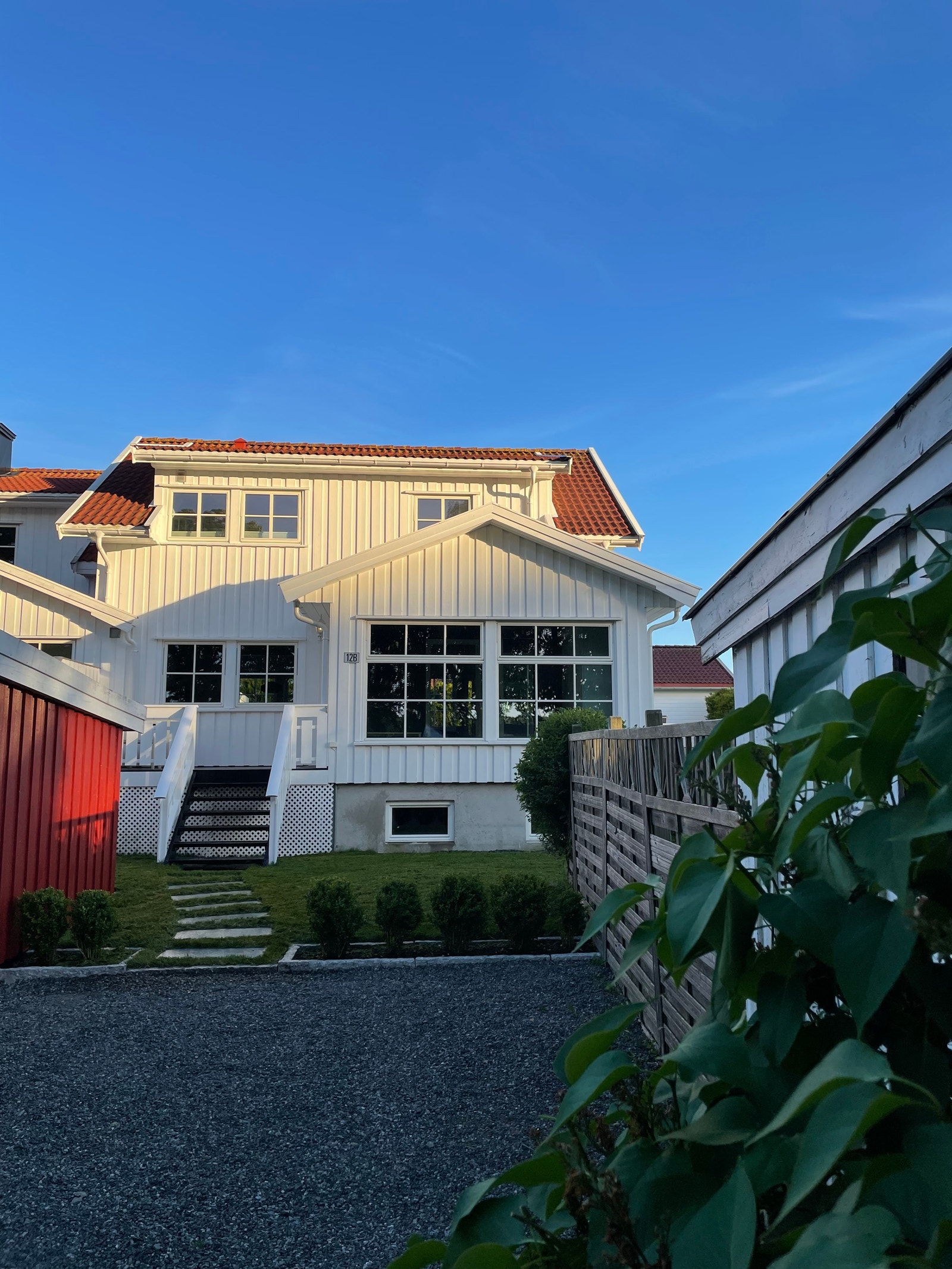 God plass til bil og parkering på tomten. I den røde boden er set plass til sykler og diverse Galleribilde