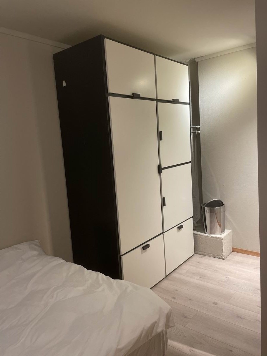 sov 3, garderobe Galleribilde