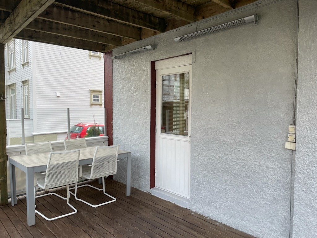 trasse, solrik og lun, med glass, vindskjerming, og terrassevarmer, ute kontakt Galleribilde