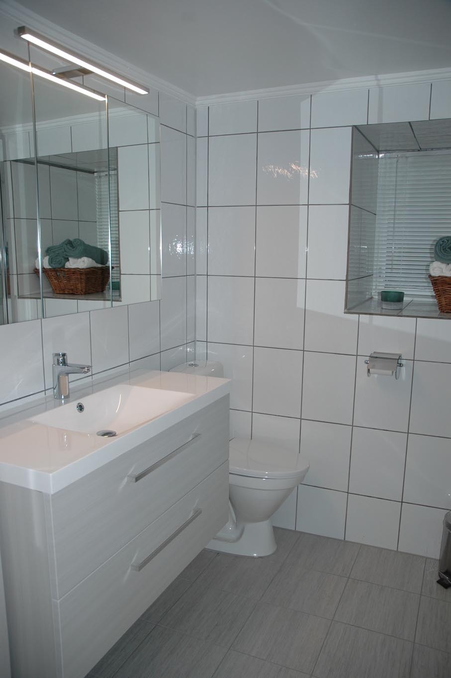 bad, vask og toalett m/høyskap Galleribilde