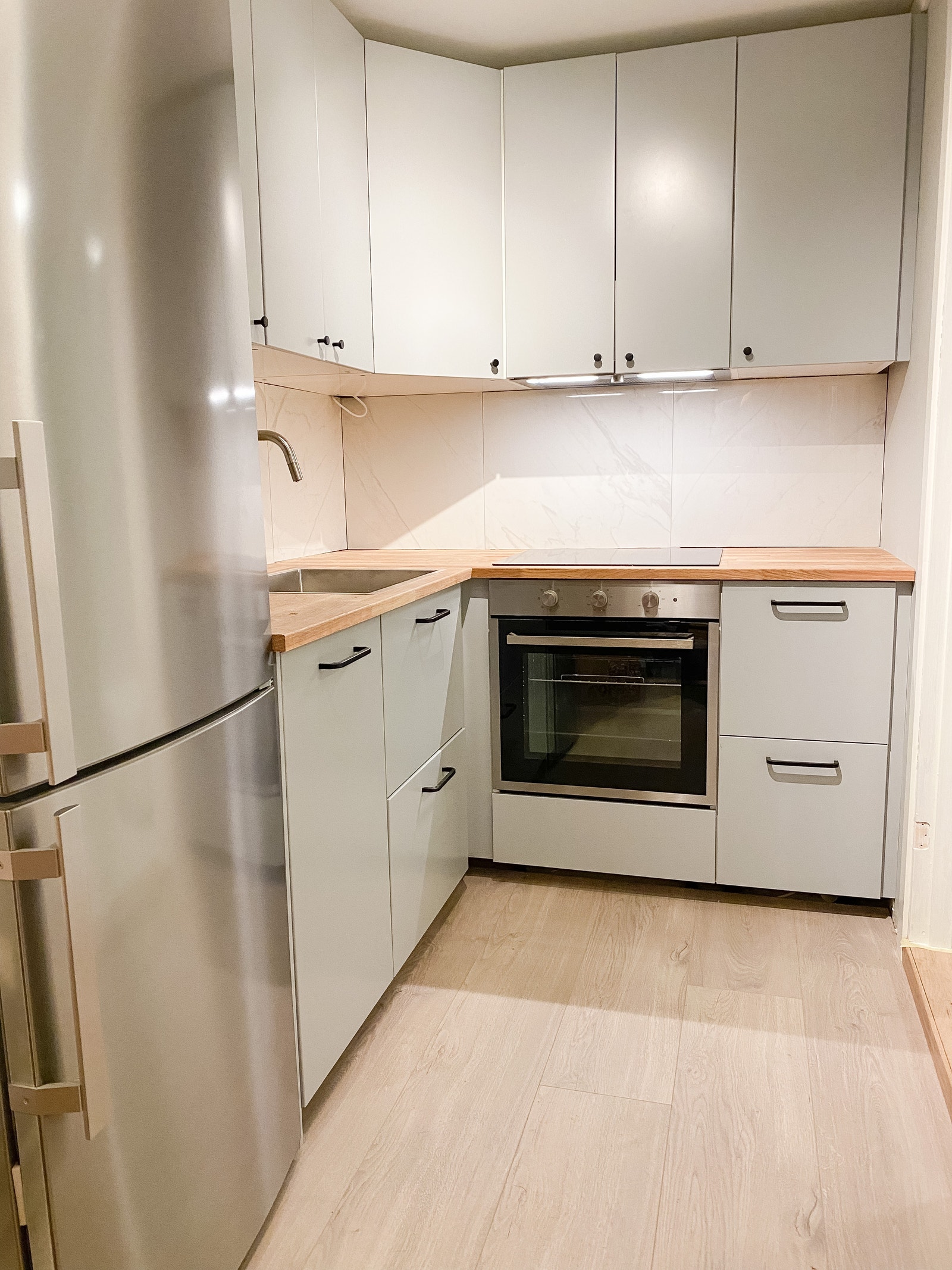 Nytt lysegrått kjøkken Galleribilde