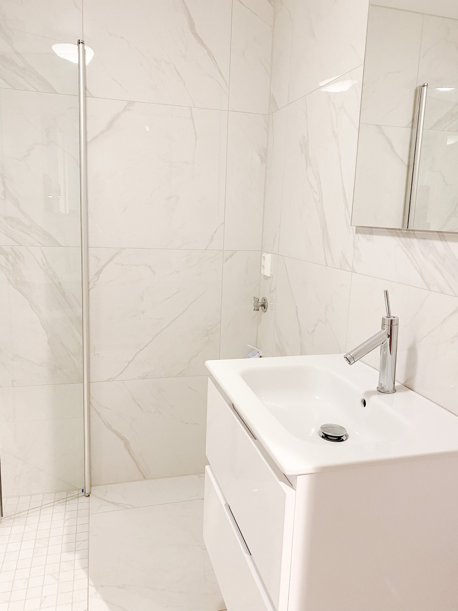 Nytt bad - vaskemaskin blir satt inn Galleribilde