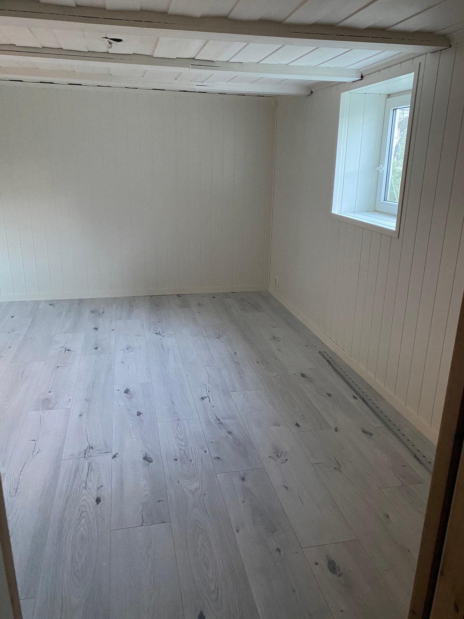 Soverom med stort vindu Galleribilde