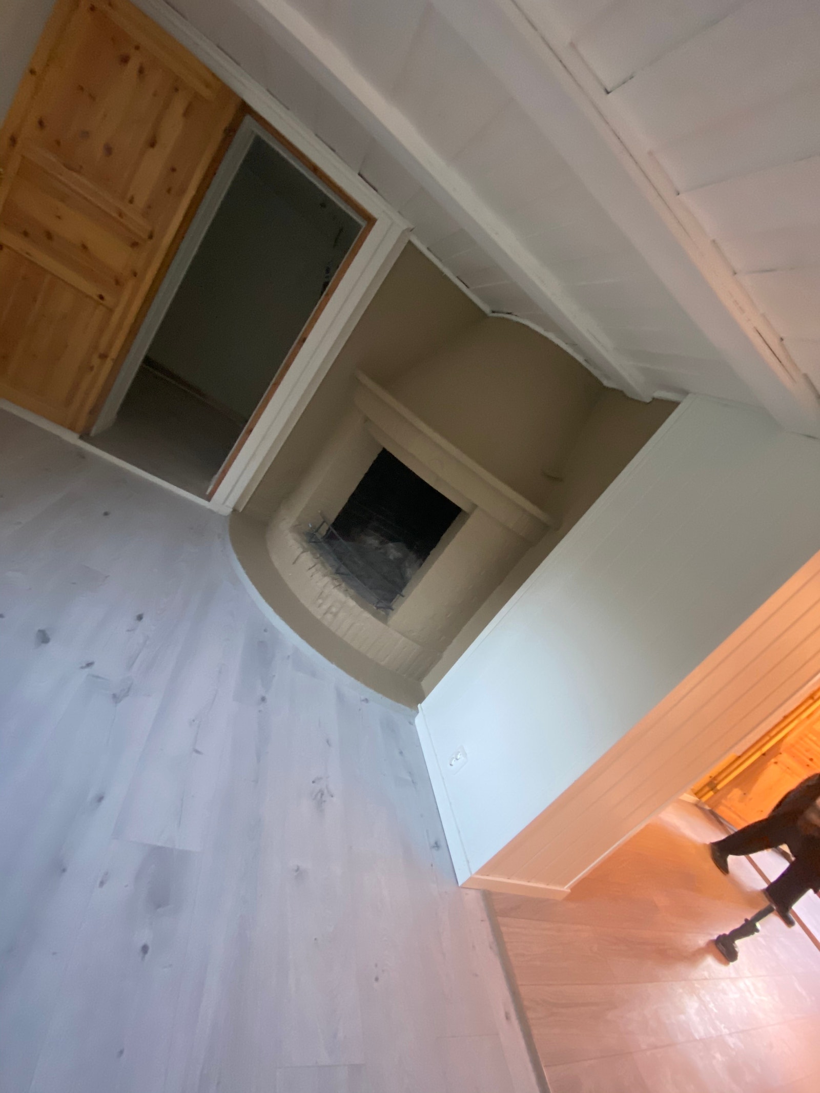 Fin koselig stue med peis stort vindu Galleribilde